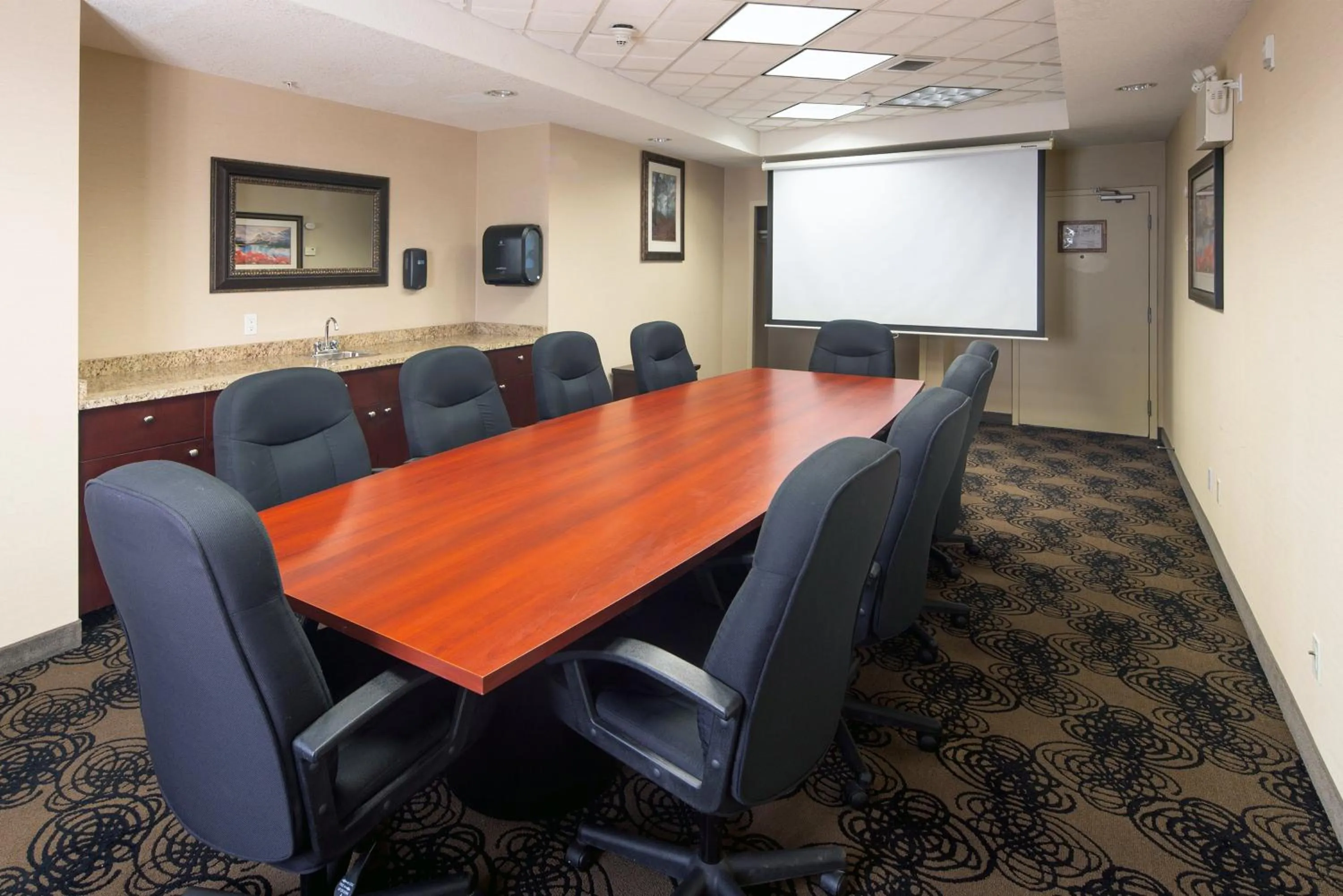 Meeting/conference room in Holiday Inn Express Hotel & Suites Edson by IHG