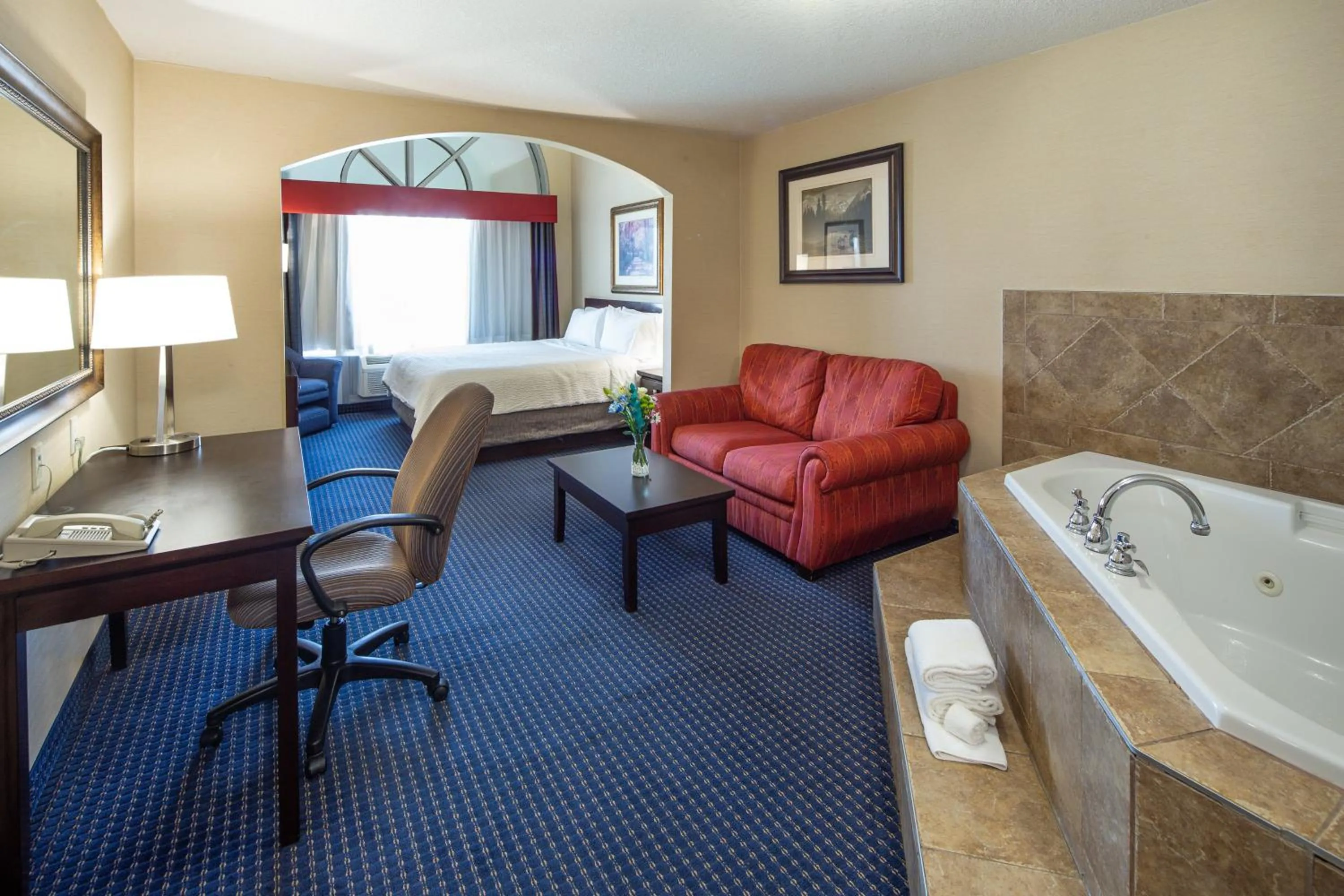 Photo of the whole room, Bed in Holiday Inn Express Hotel & Suites Edson by IHG