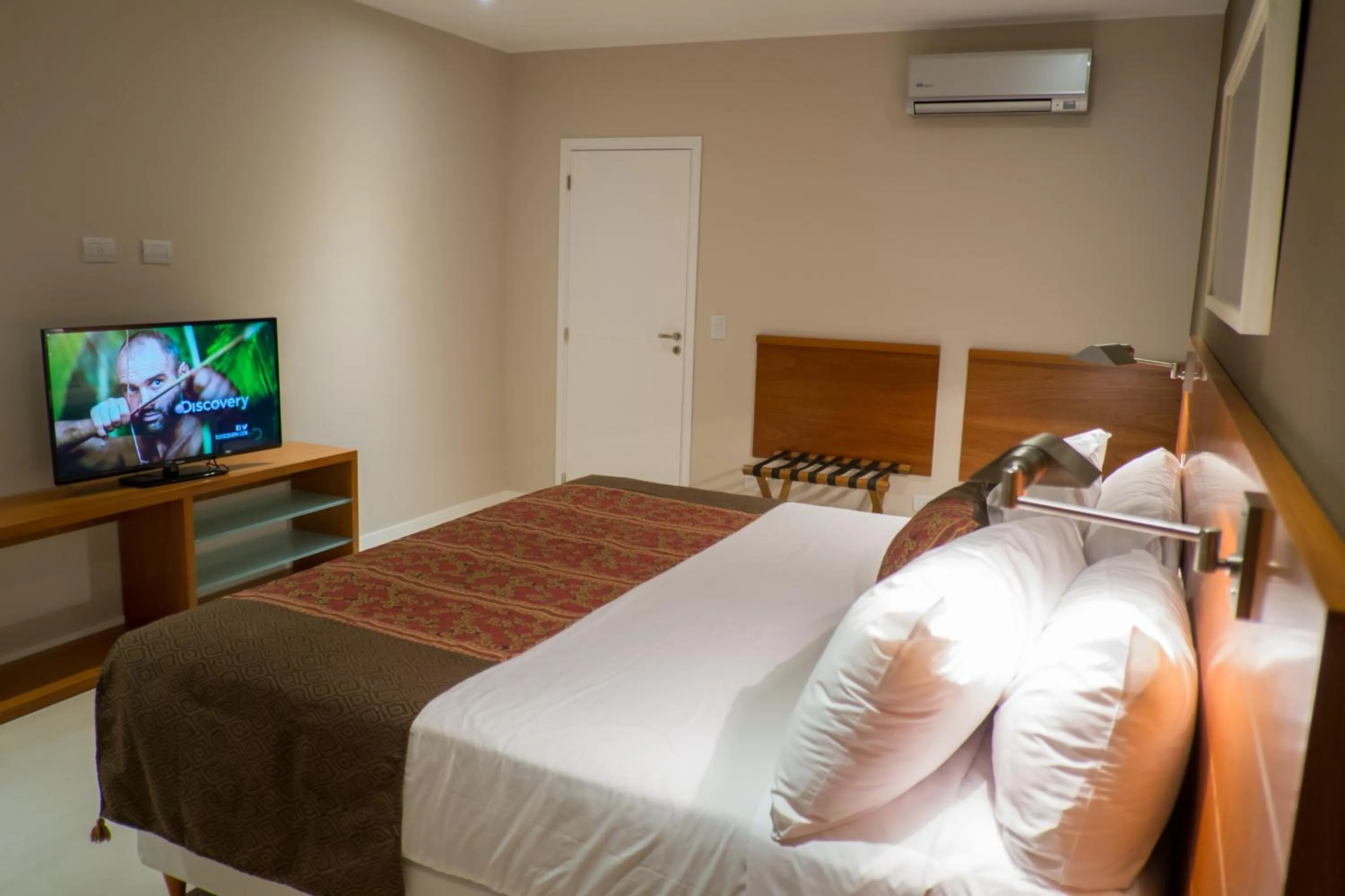 Photo of the whole room, Bed in Orfeo Suites Hotel Sierras Chicas