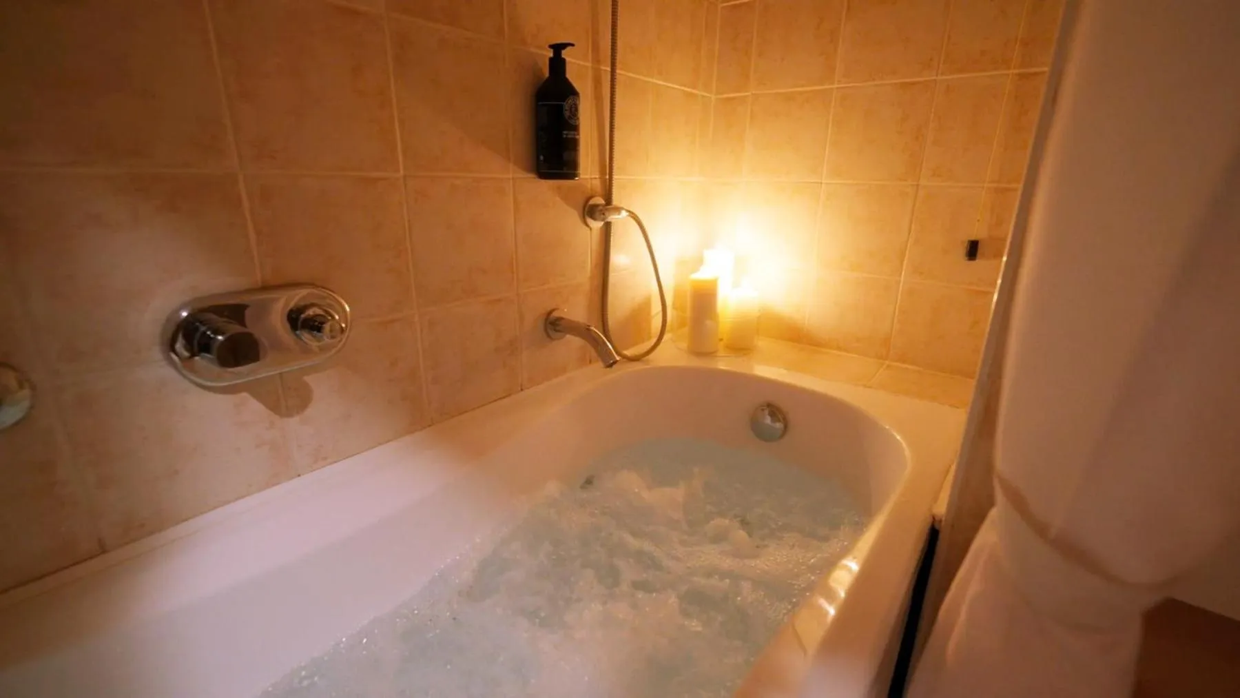 Hot Tub in Hotel Motel Visconteo