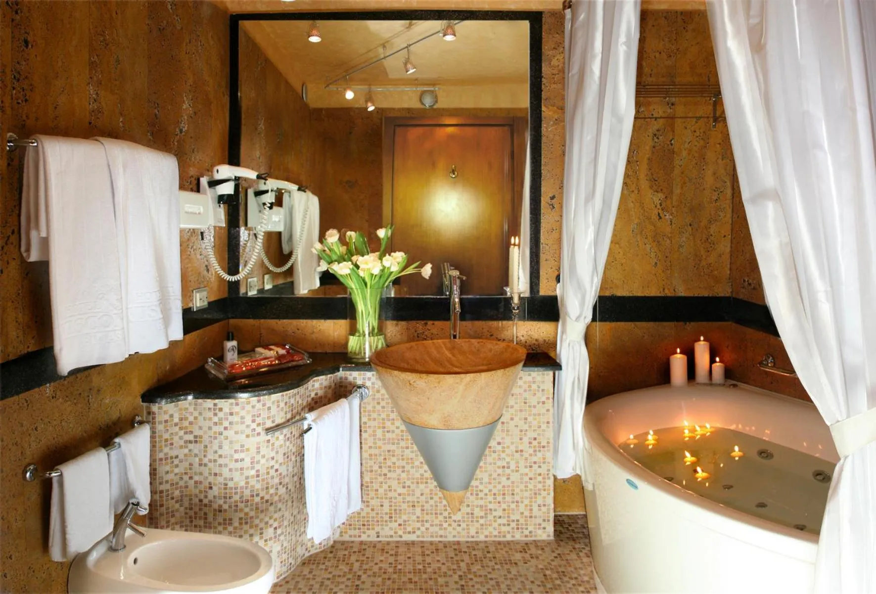 Hot Tub in Hotel Motel Visconteo