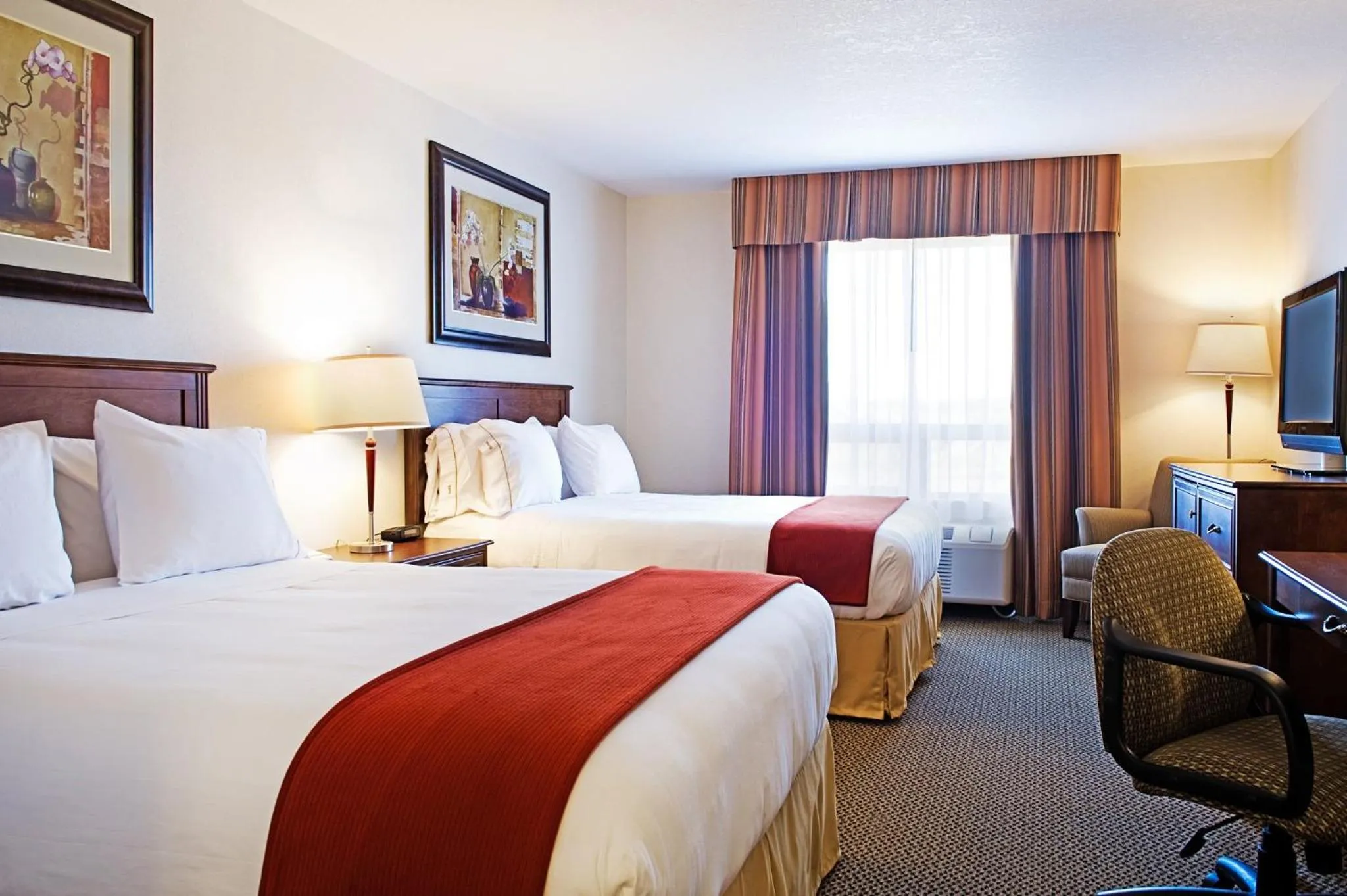 Photo of the whole room, Bed in Holiday Inn Express & Suites Drayton Valley by IHG