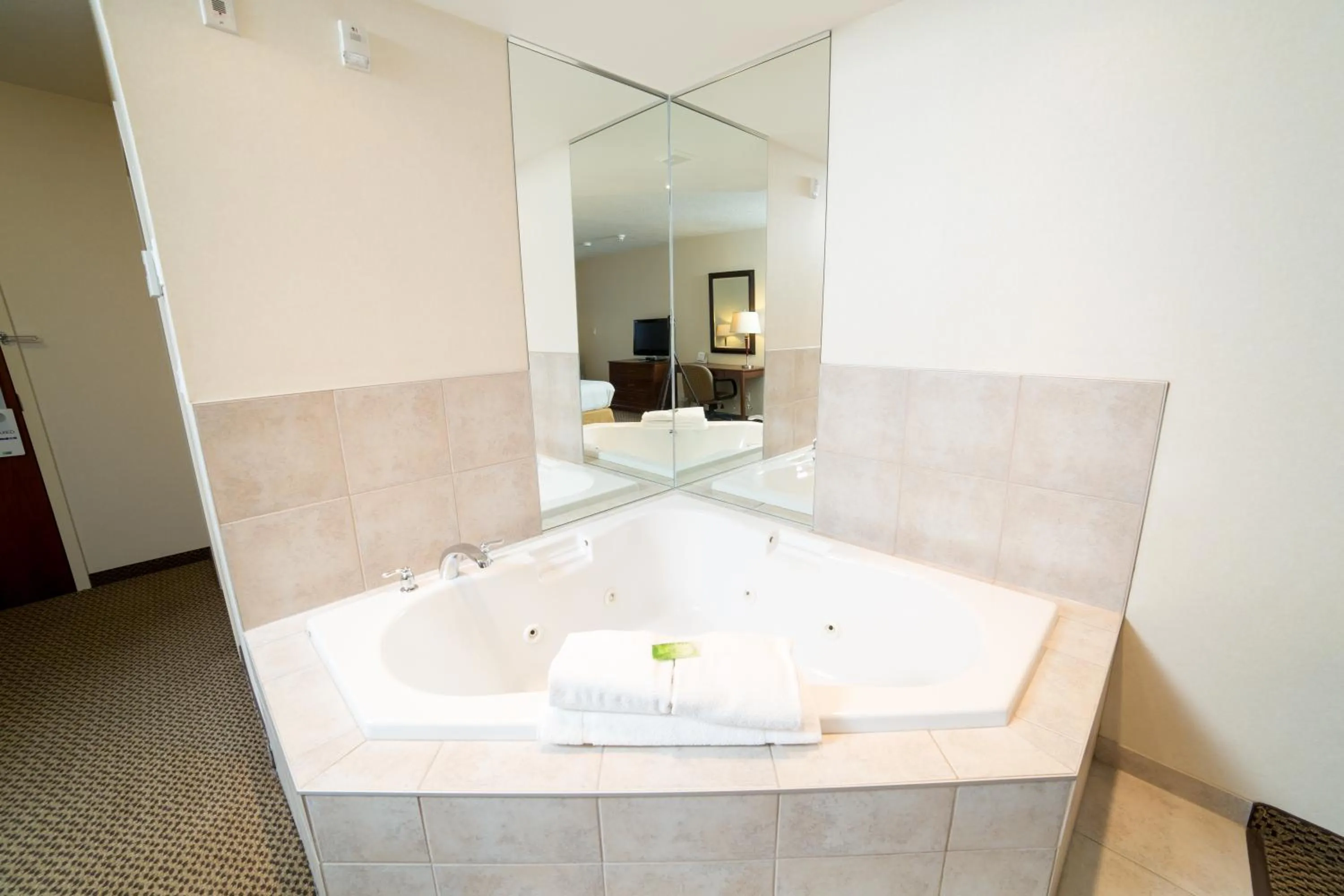 Hot Tub in Holiday Inn Express & Suites Drayton Valley by IHG