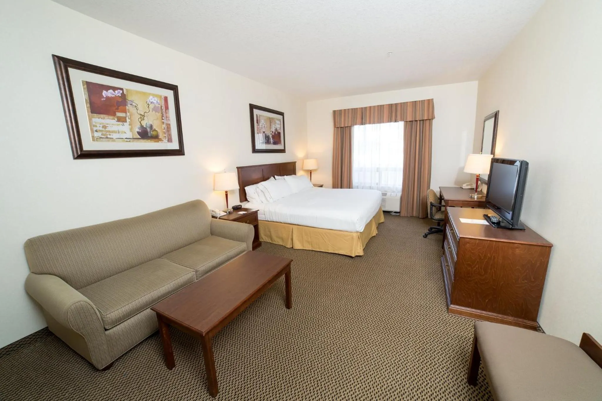 Photo of the whole room, Bed in Holiday Inn Express & Suites Drayton Valley by IHG