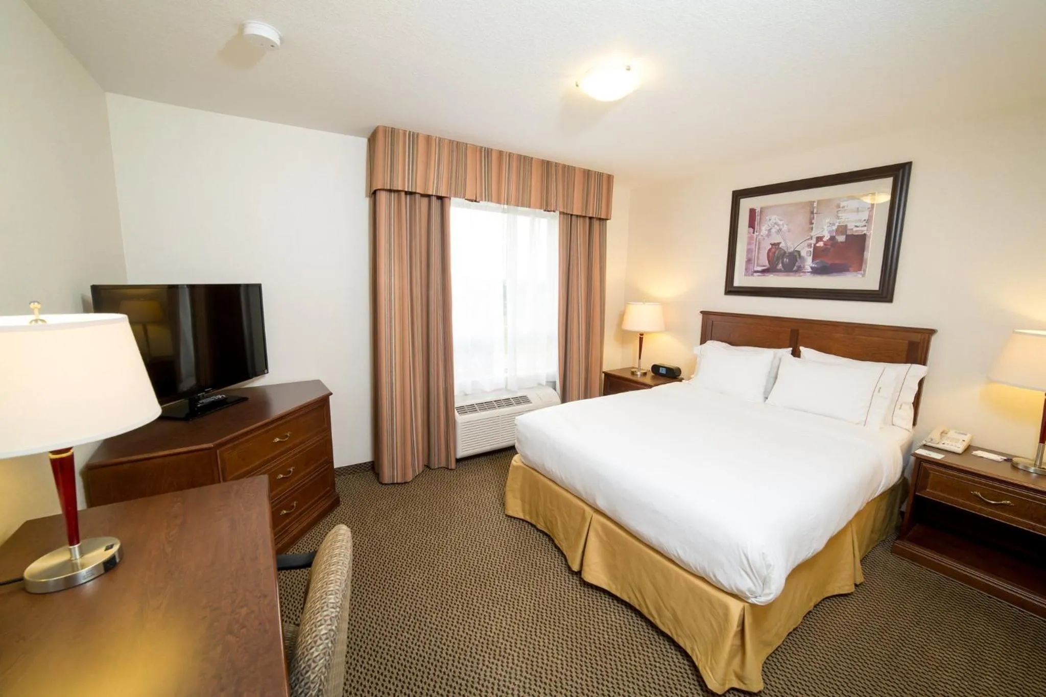 Photo of the whole room, Bed in Holiday Inn Express & Suites Drayton Valley by IHG