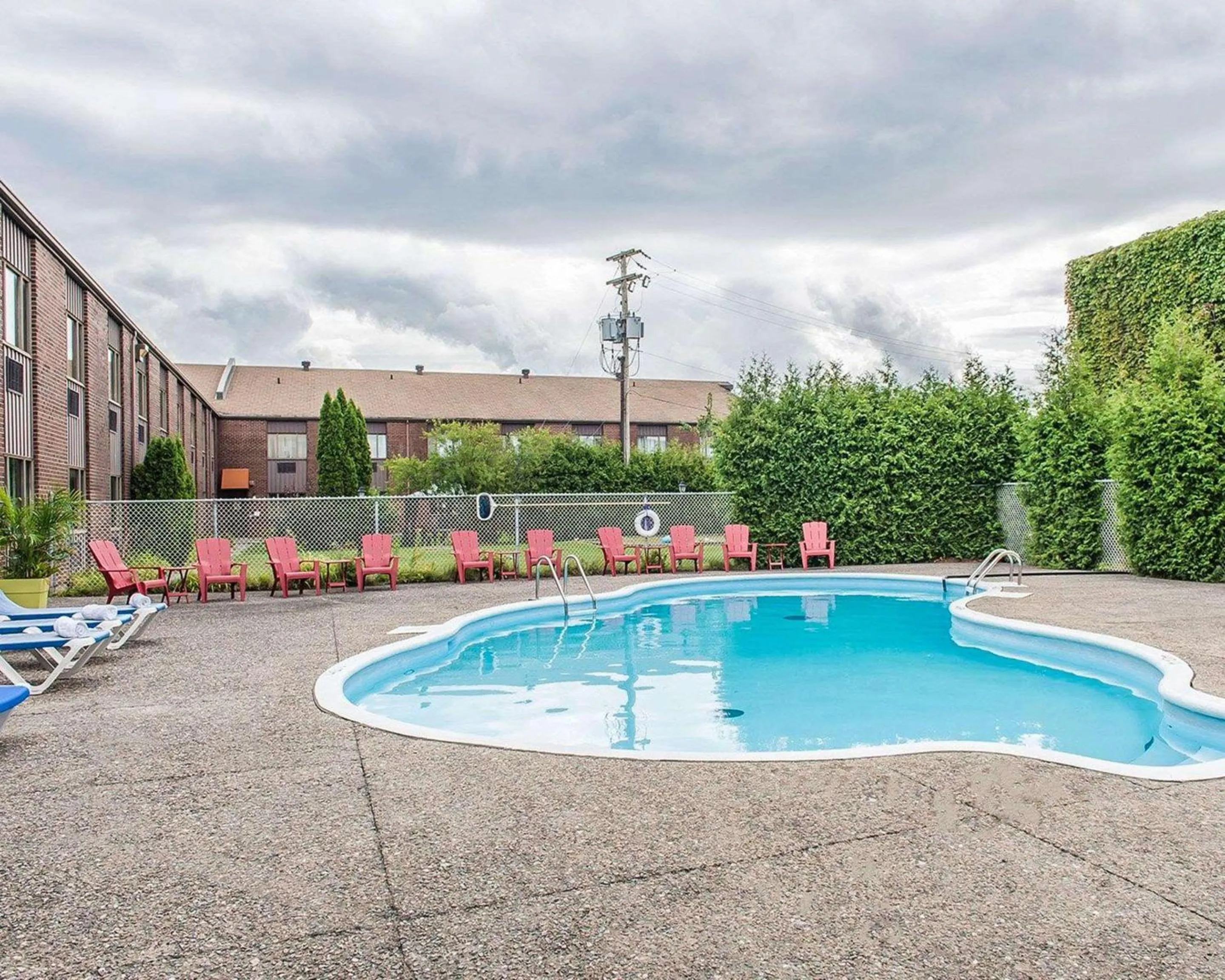 Swimming pool in Quality Inn & Suites