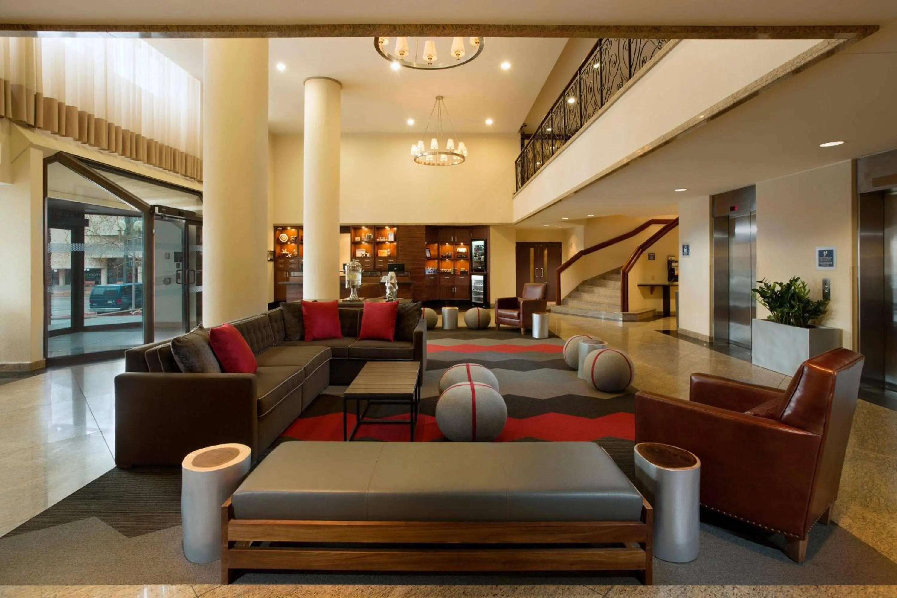 Lobby or reception in Four Points by Sheraton Hotel & Conference Centre Gatineau-Ottawa