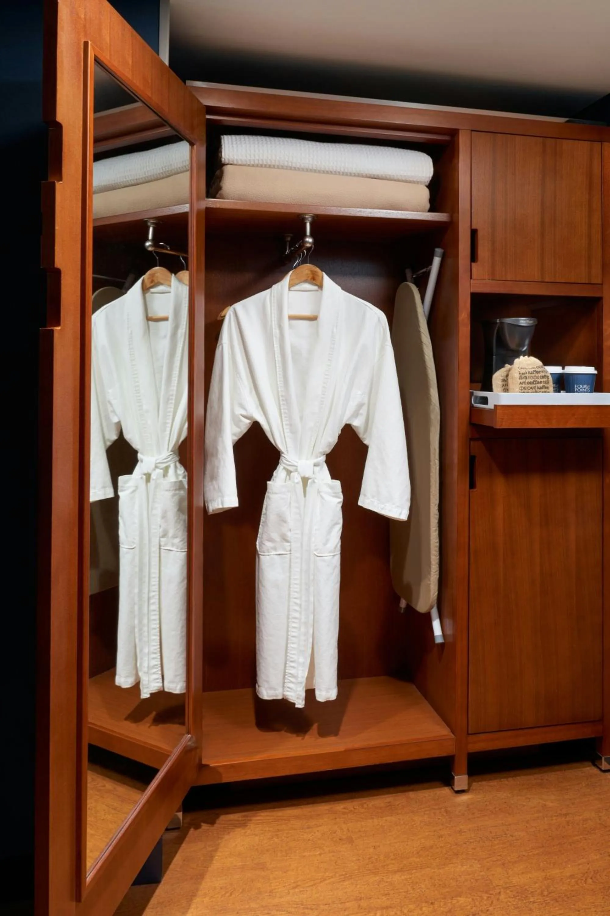 Photo of the whole room in Four Points by Sheraton Hotel & Conference Centre Gatineau-Ottawa