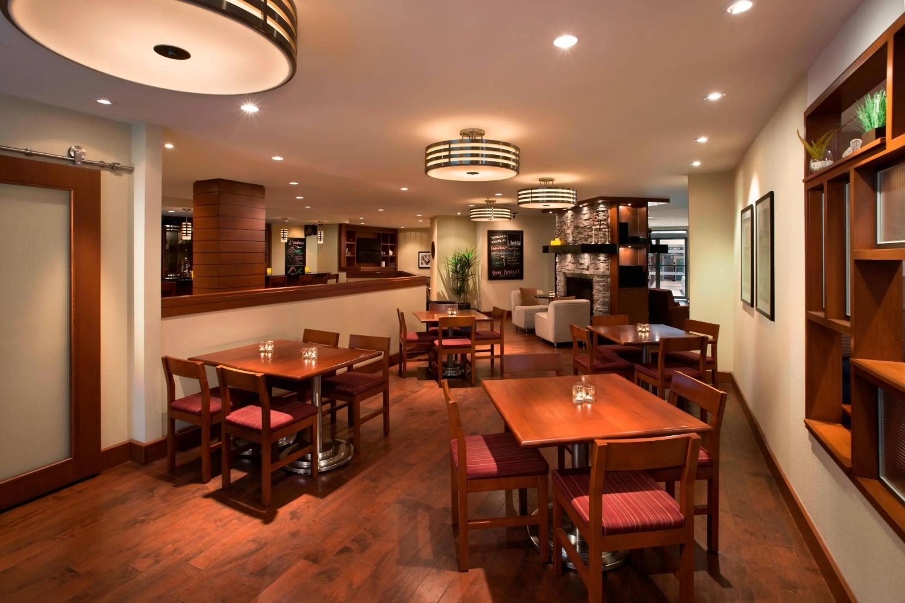 Restaurant/places to eat in Four Points by Sheraton Hotel & Conference Centre Gatineau-Ottawa