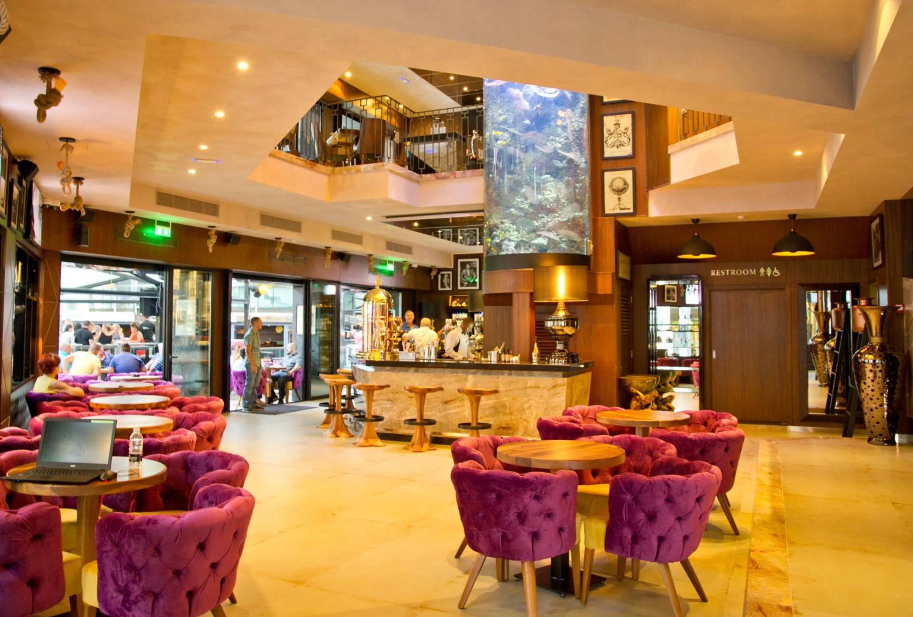 Lounge or bar in Hugo's Boutique Hotel - Adults Only