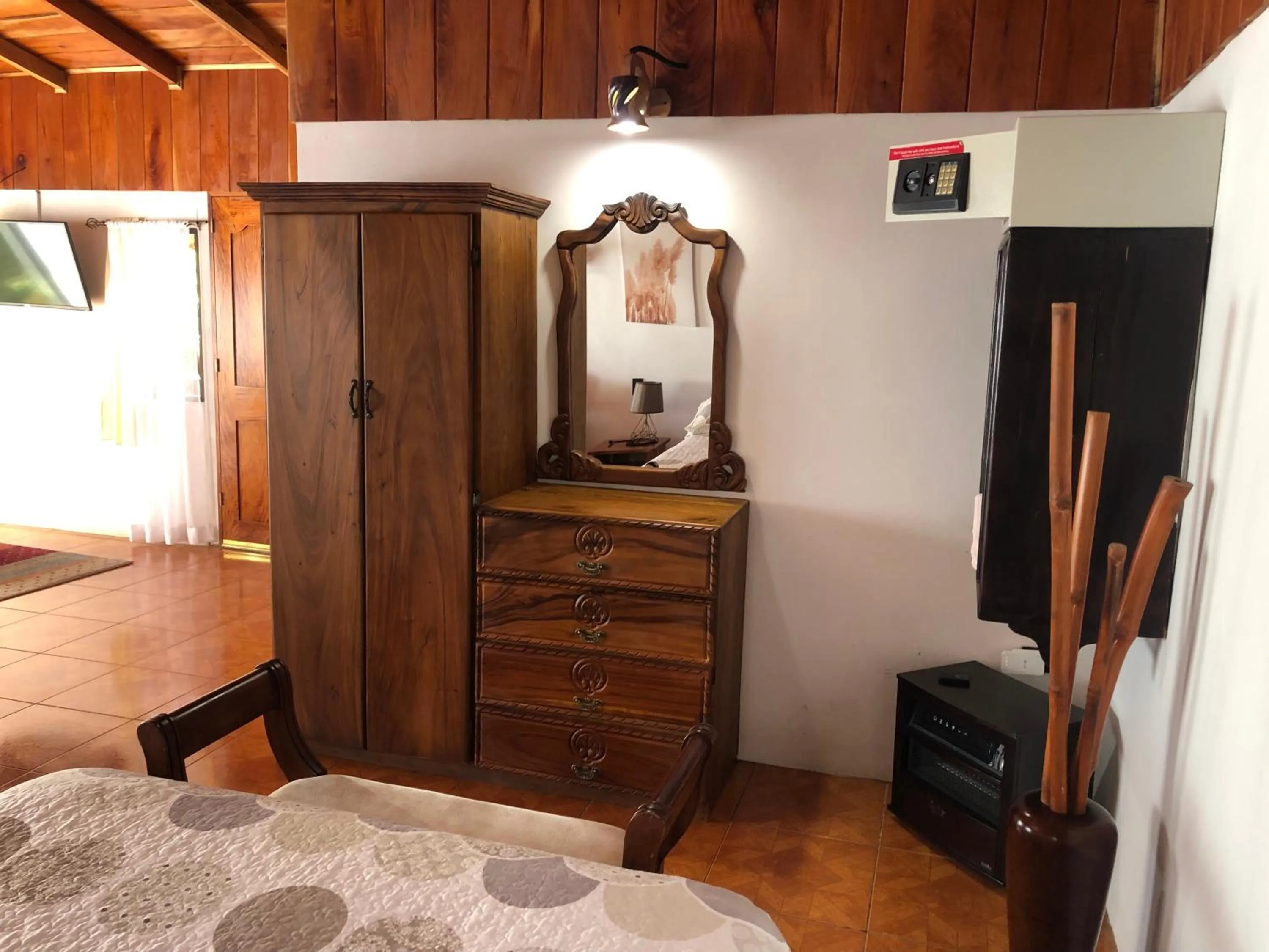 wardrobe, Bed in Casa Haydee Monteverde