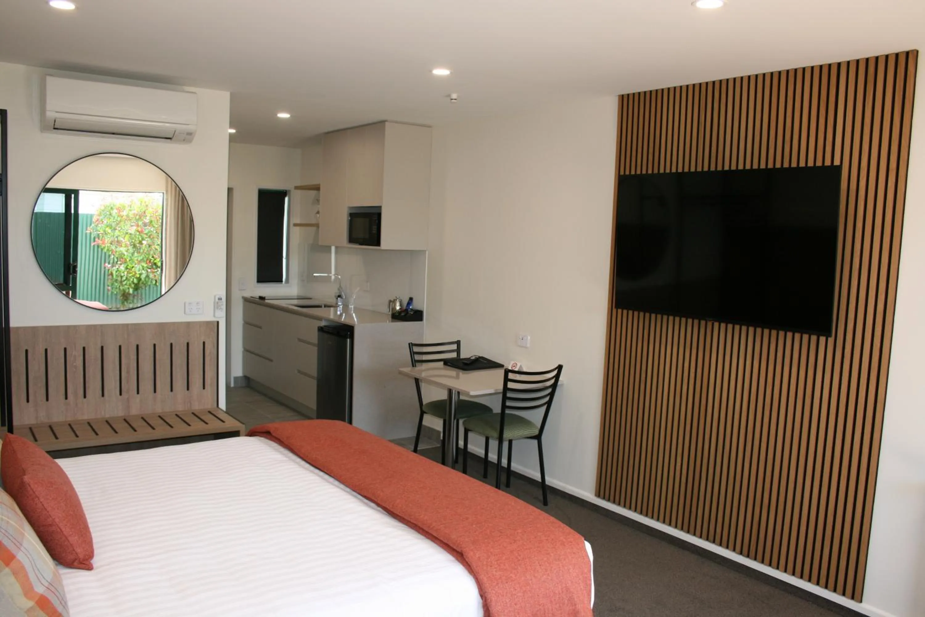 Kitchen or kitchenette, Bed in The Lakes Motel