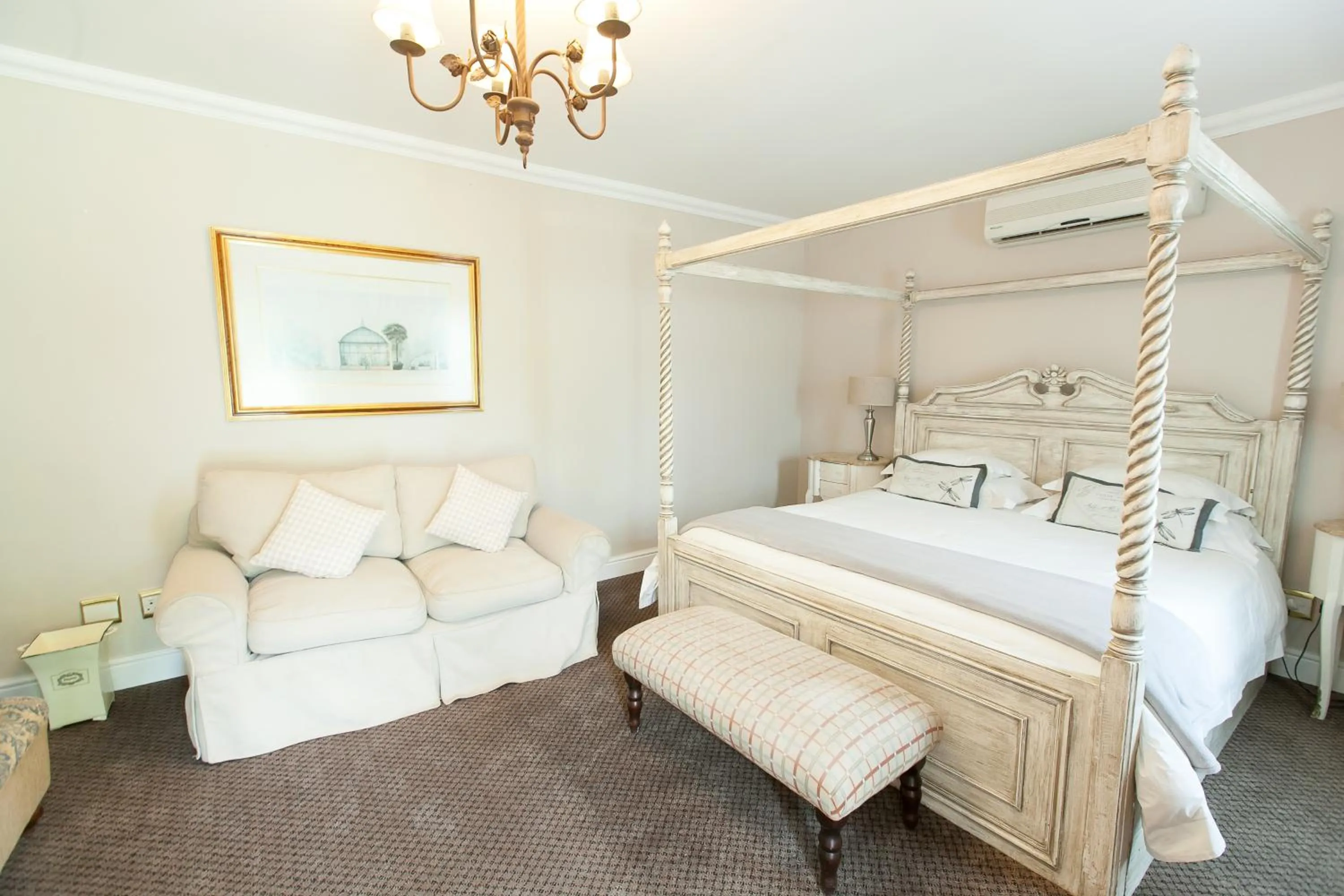 Bedroom, Bed in Old House Lodge