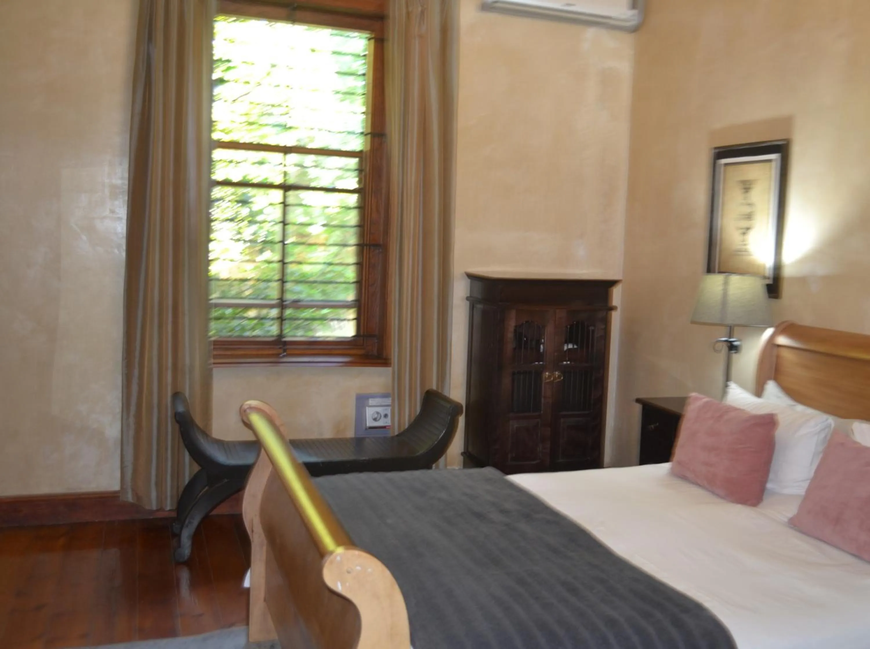 Bedroom, Bed in Old House Lodge