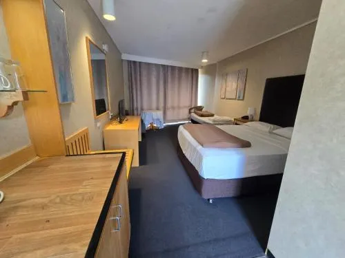 Sandown Regency Hotel & Apartments