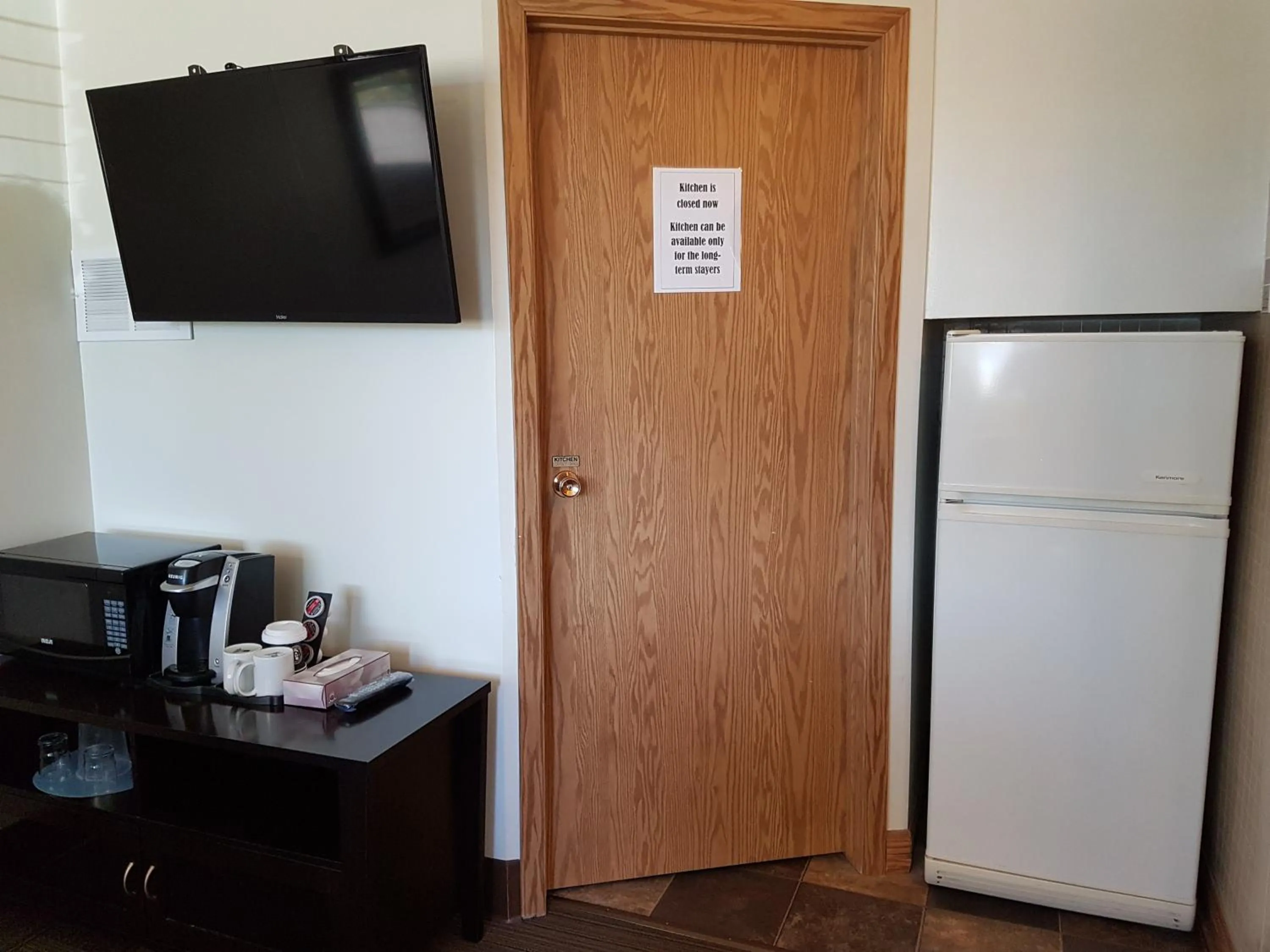 Living room in Pines Motel