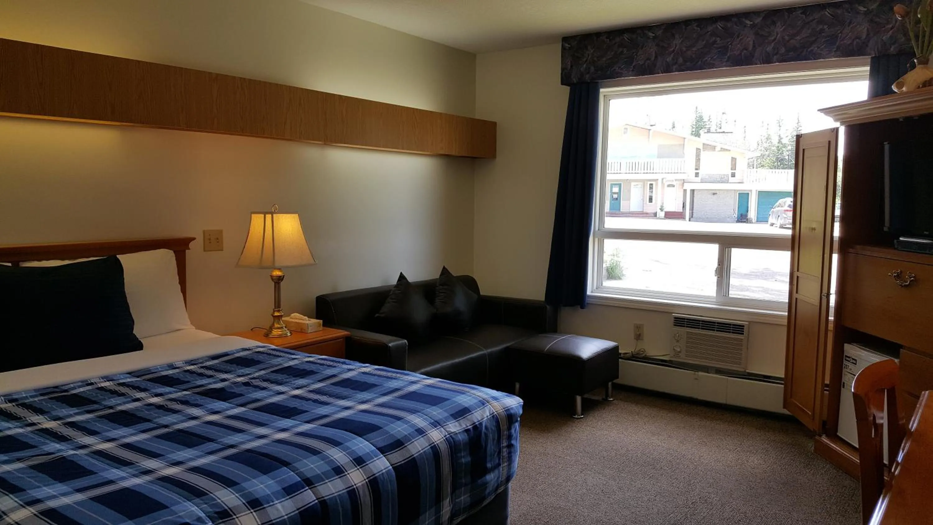 Photo of the whole room, Bed in Pines Motel