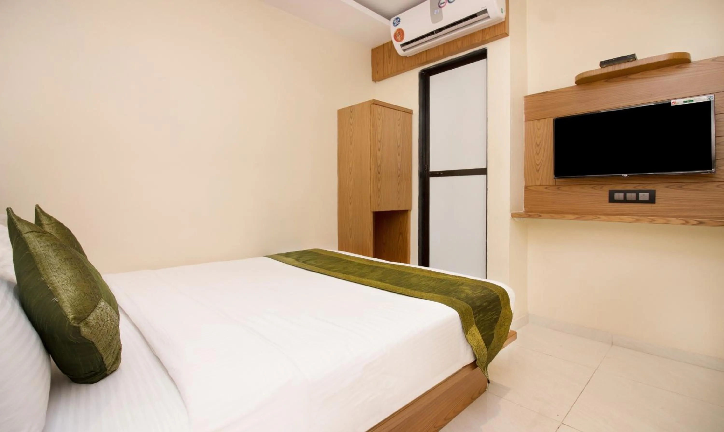 TV and multimedia, Bed in Hotel Residency Park Near Masjid Rly Station South Mumbai