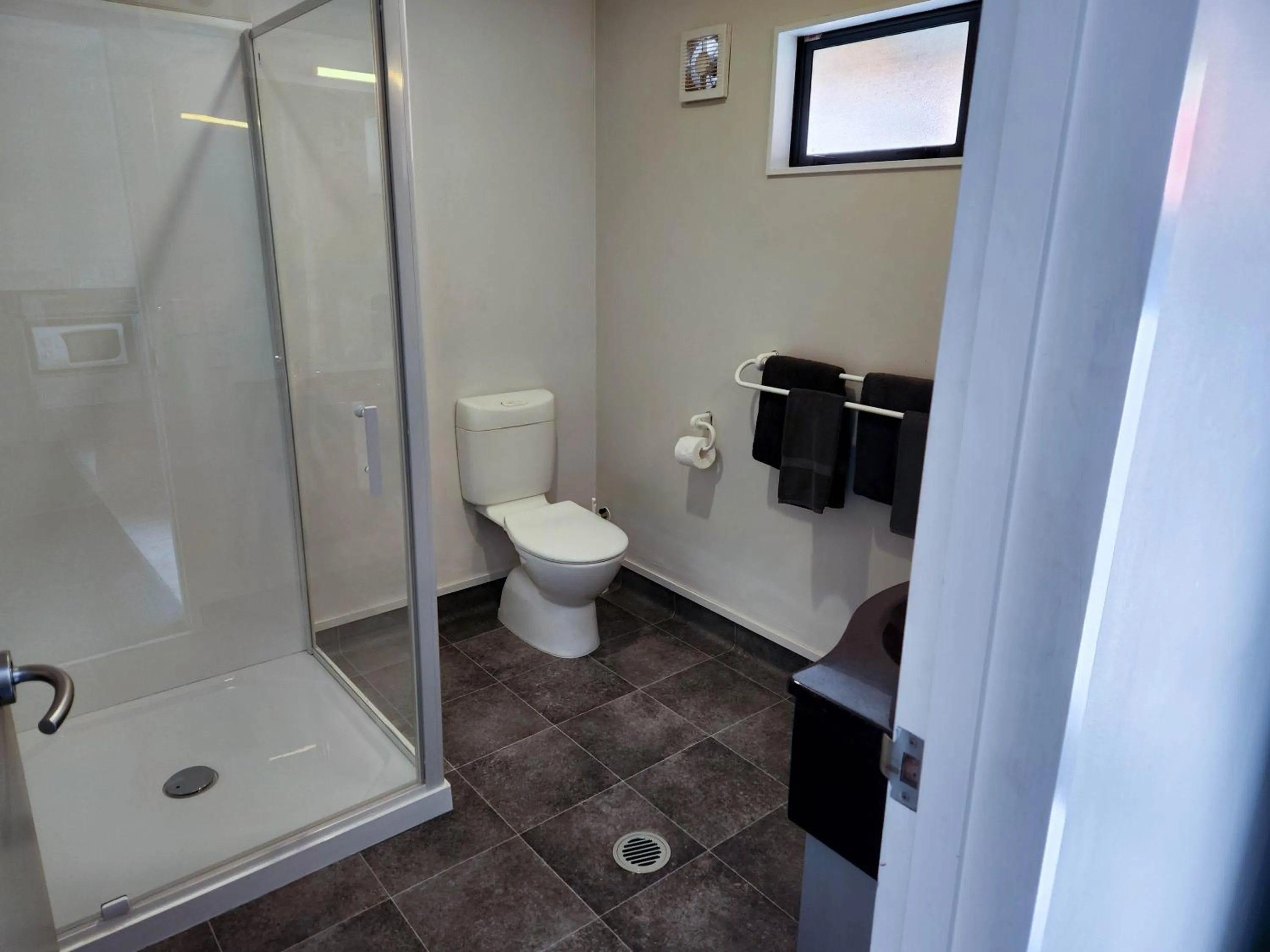 Bathroom in ASURE Oak Estate Motor Lodge