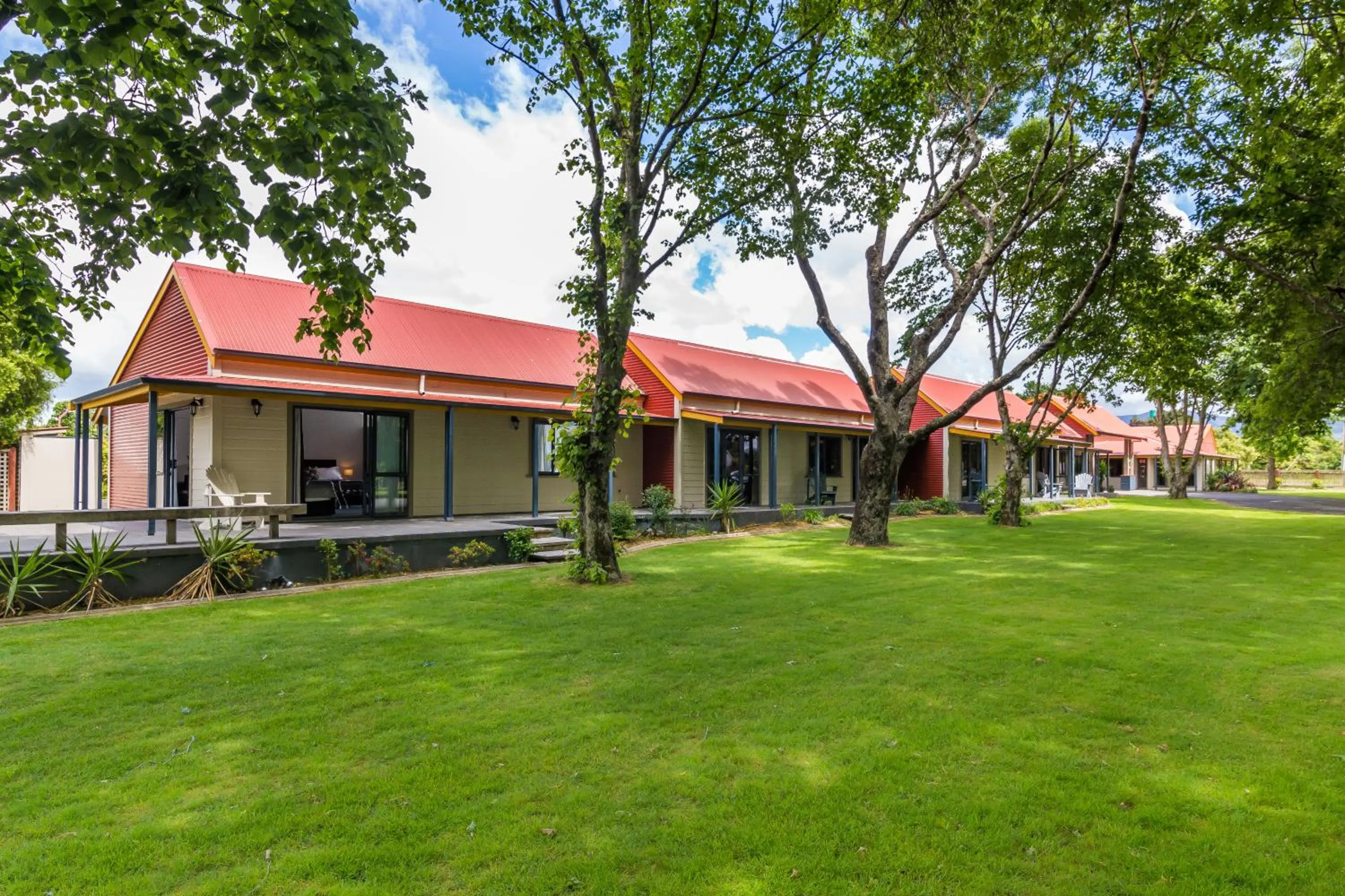 Property building in ASURE Oak Estate Motor Lodge