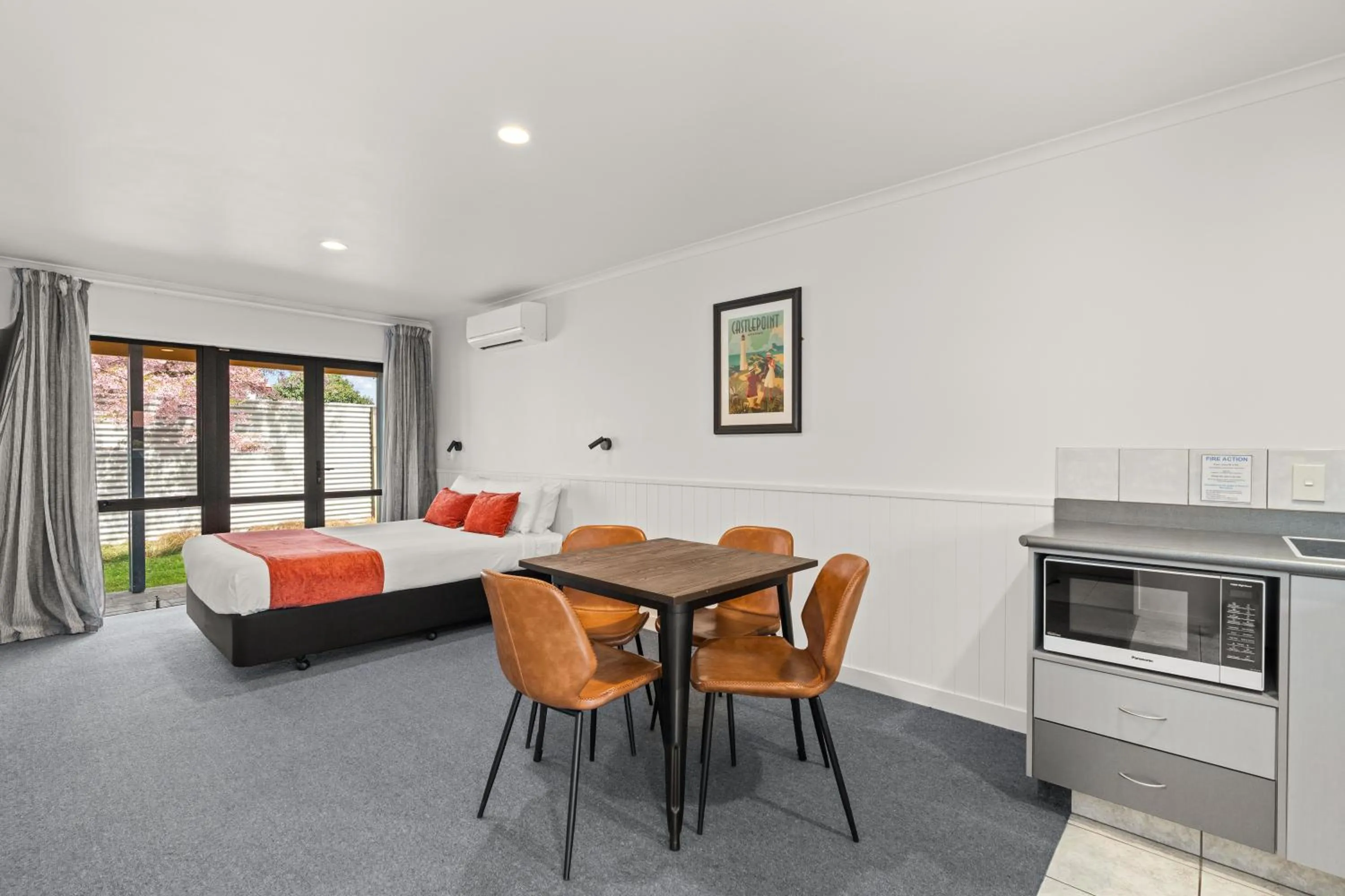 Dining area, Bed in ASURE Oak Estate Motor Lodge
