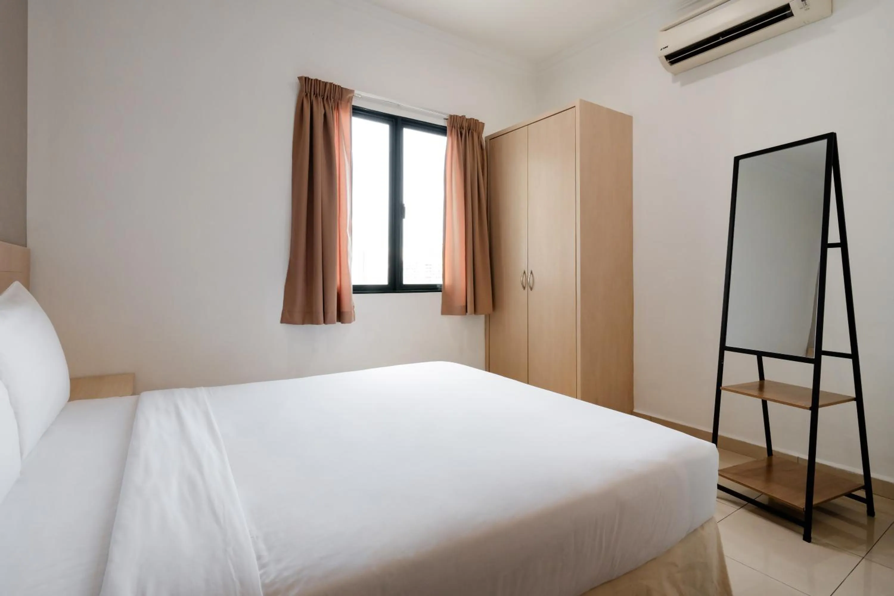 Bedroom, Bed in Golden View Serviced Apartments