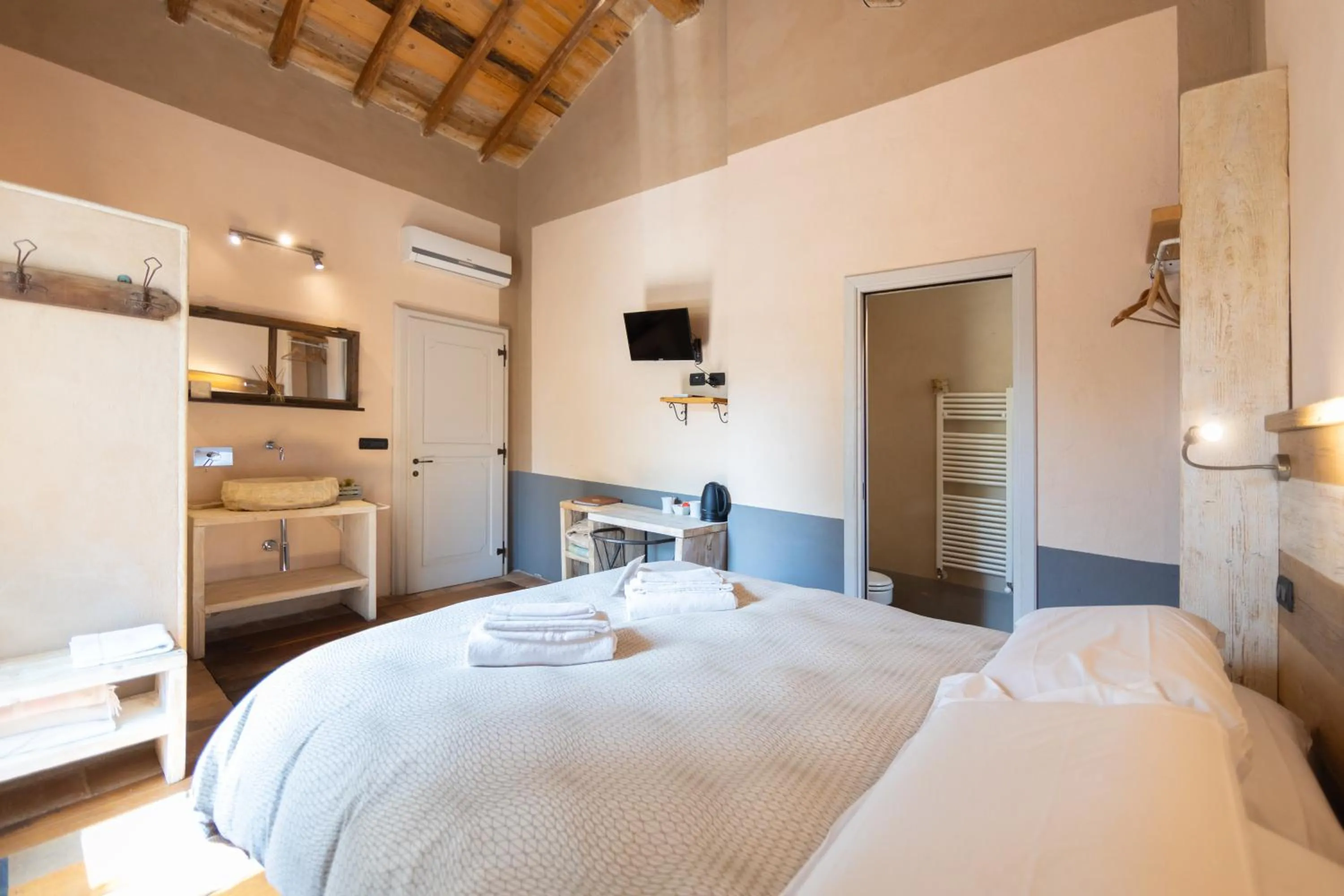 Bathroom, Bed in B&B Il Molinello