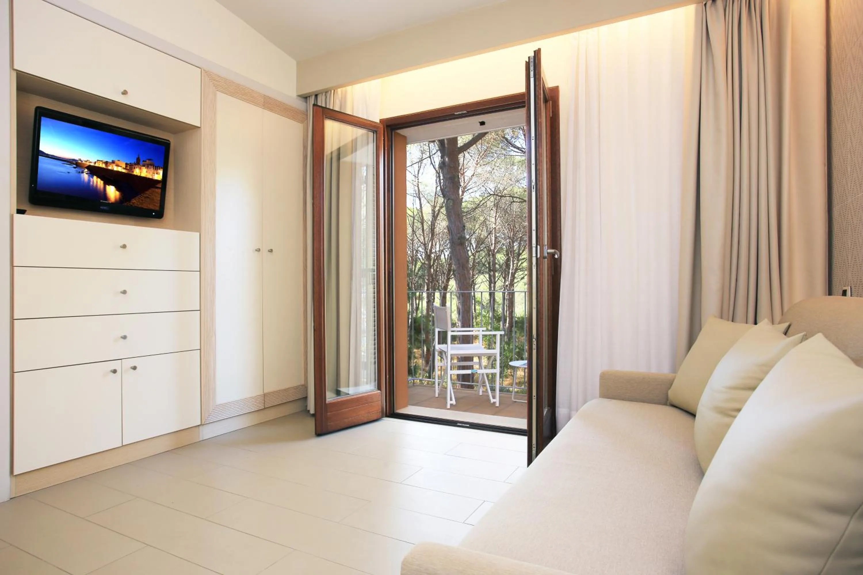 Communal lounge/ TV room, Bed in Hotel Corte Rosada Affiliated by Melia