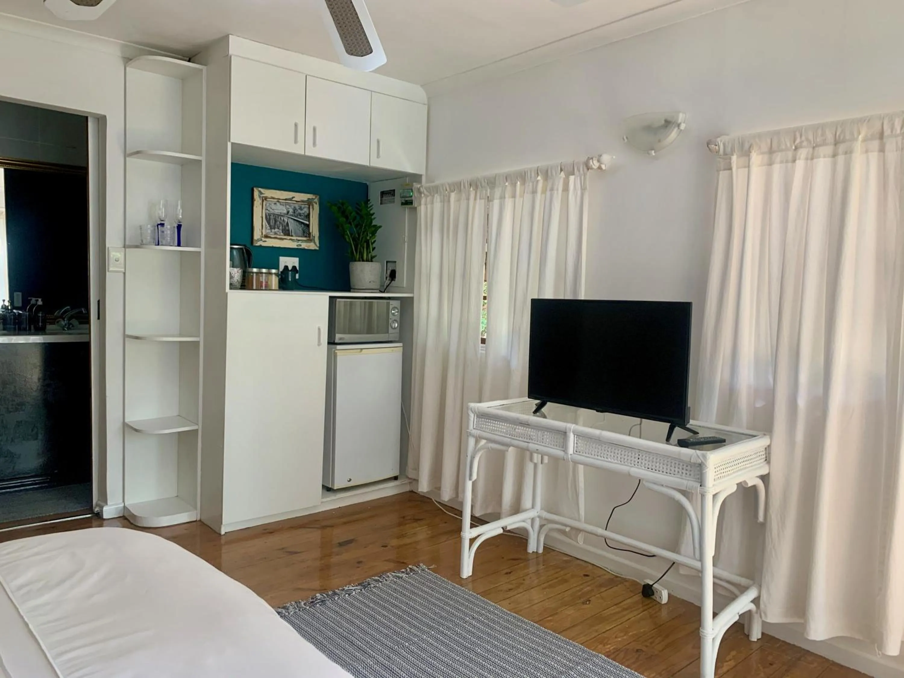 TV and multimedia in The Little Hideaway Guesthouse