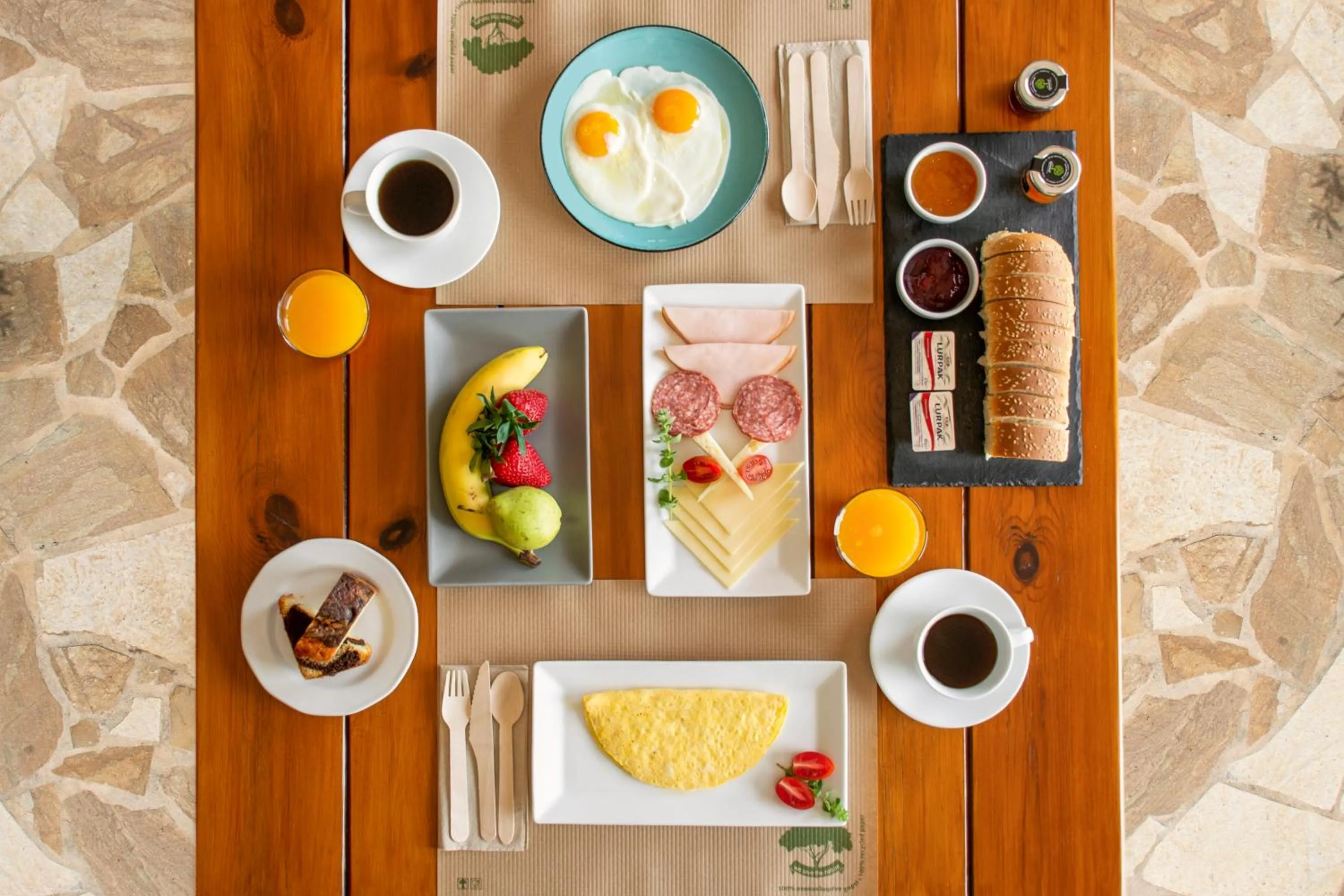 Food and drinks in Kaliviani Traditional Hotel