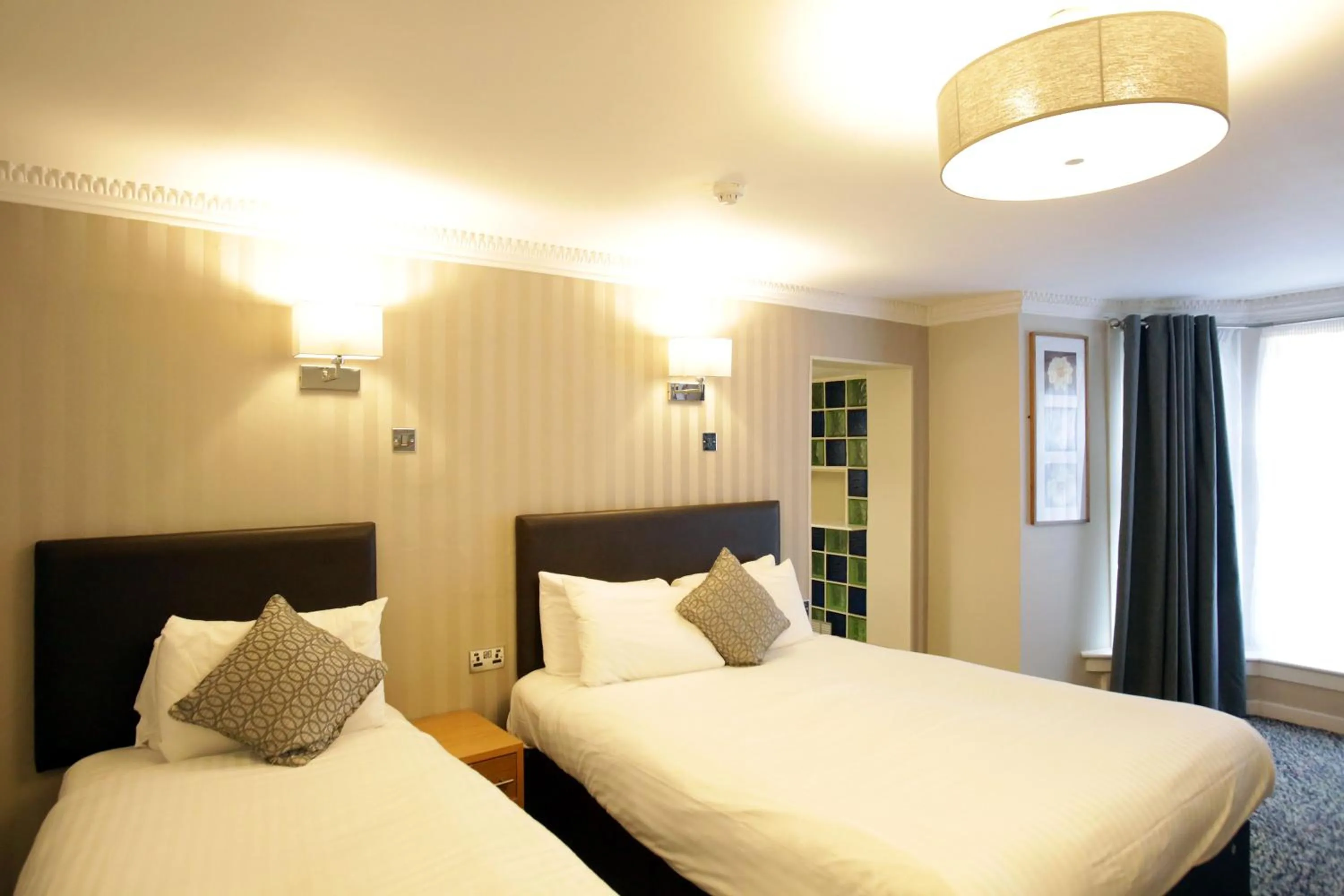 Photo of the whole room, Bed in Kelvingrove Hotel - Sauchiehall St