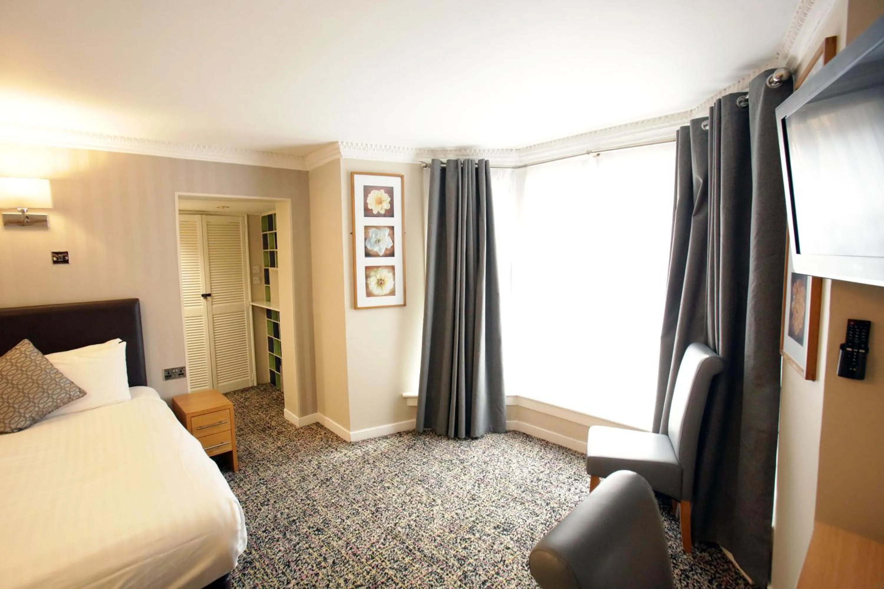 Photo of the whole room, Bed in Kelvingrove Hotel - Sauchiehall St