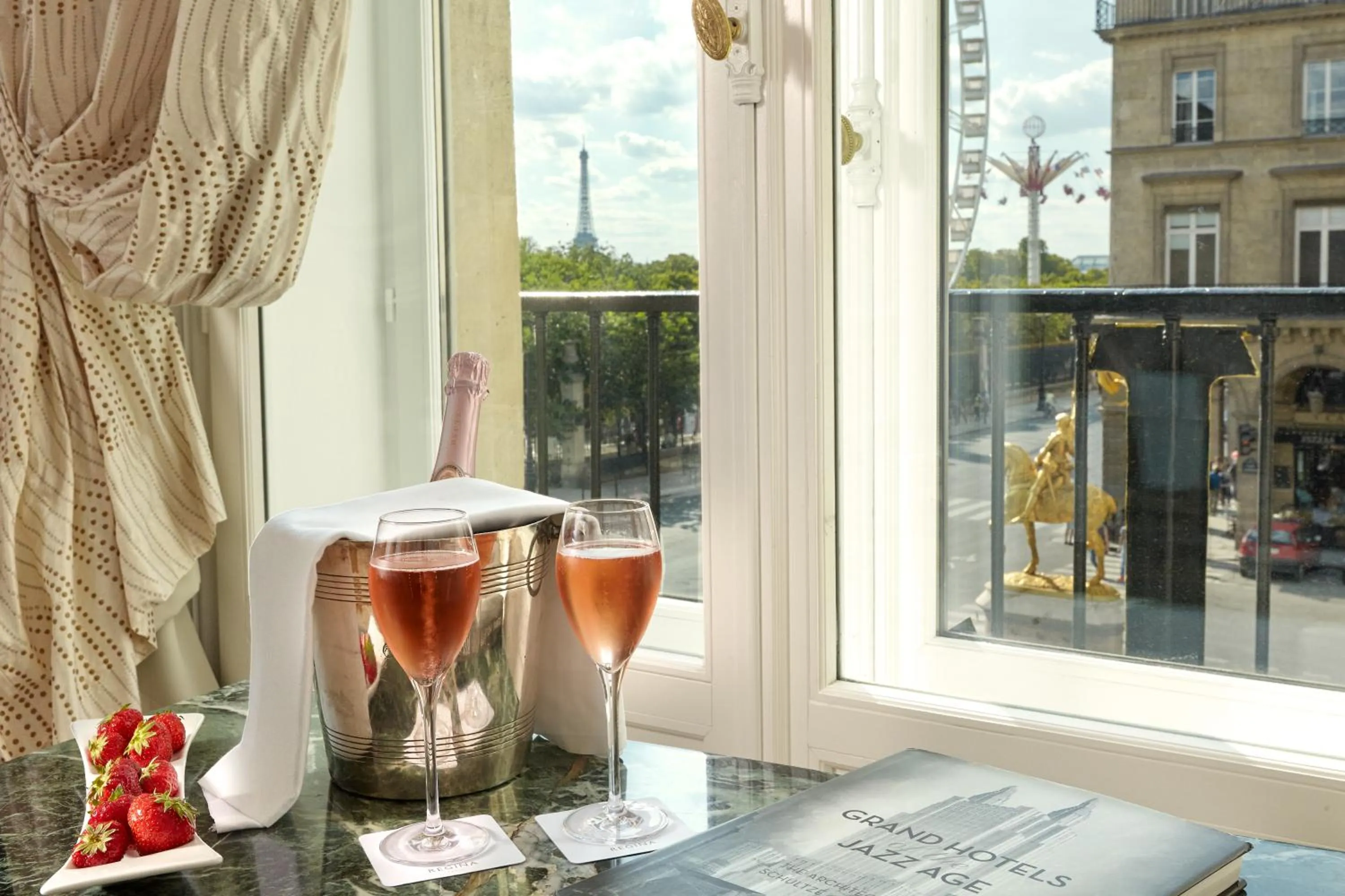 City view in Hôtel Regina Louvre