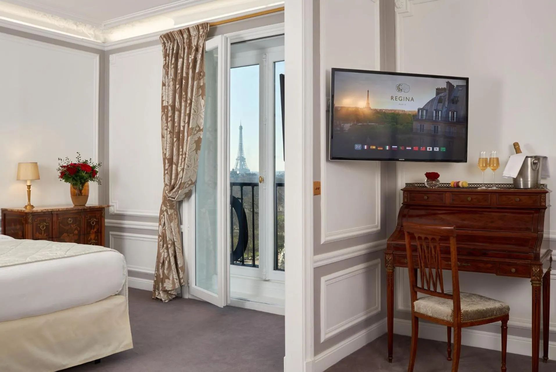 Bedroom, Bed in Hôtel Regina Louvre