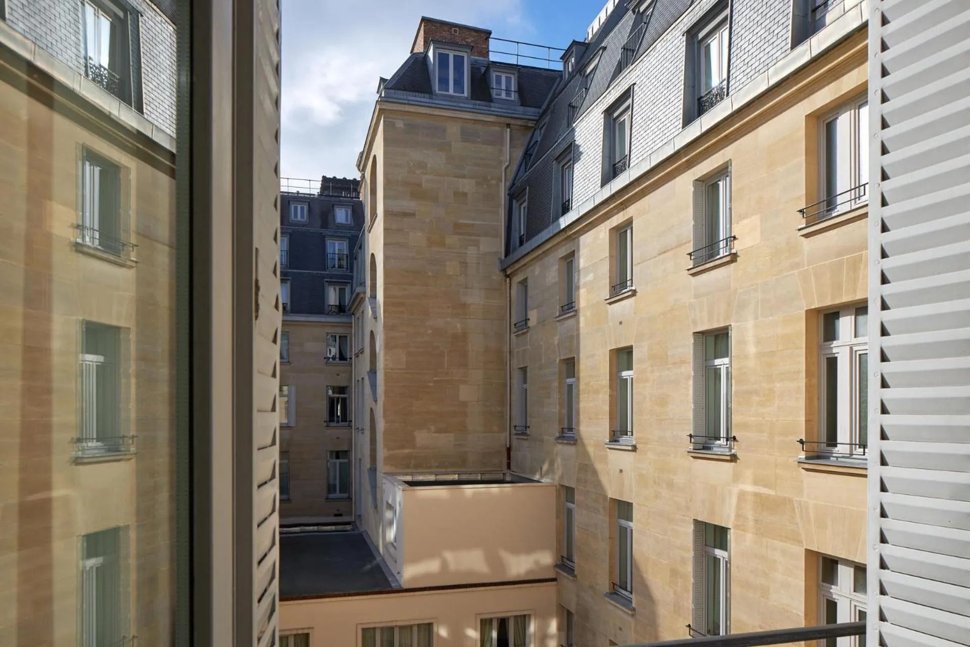 Inner courtyard view in Hôtel Regina Louvre