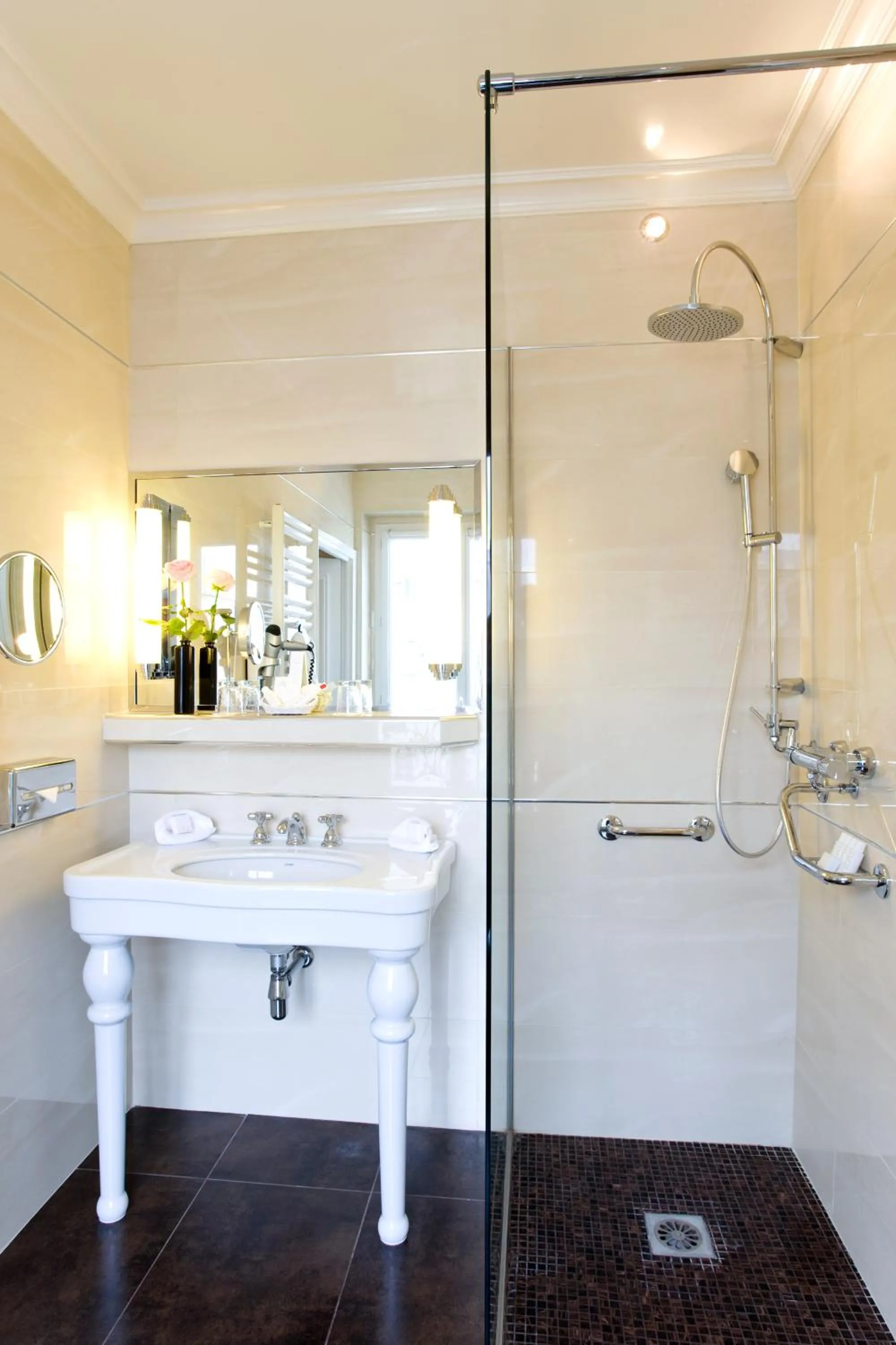 Bathroom in Hôtel Regina Louvre