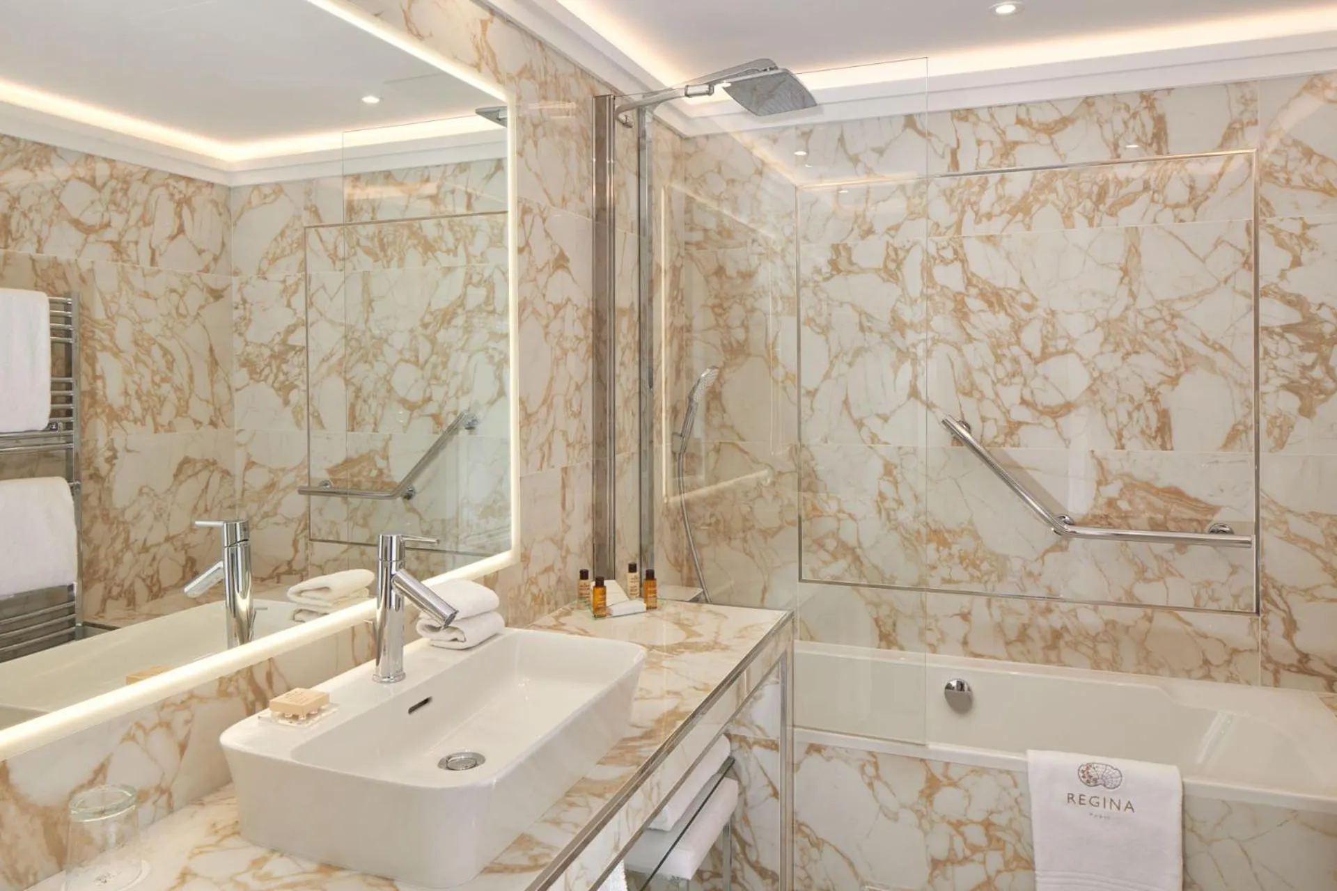 Bathroom in Hôtel Regina Louvre