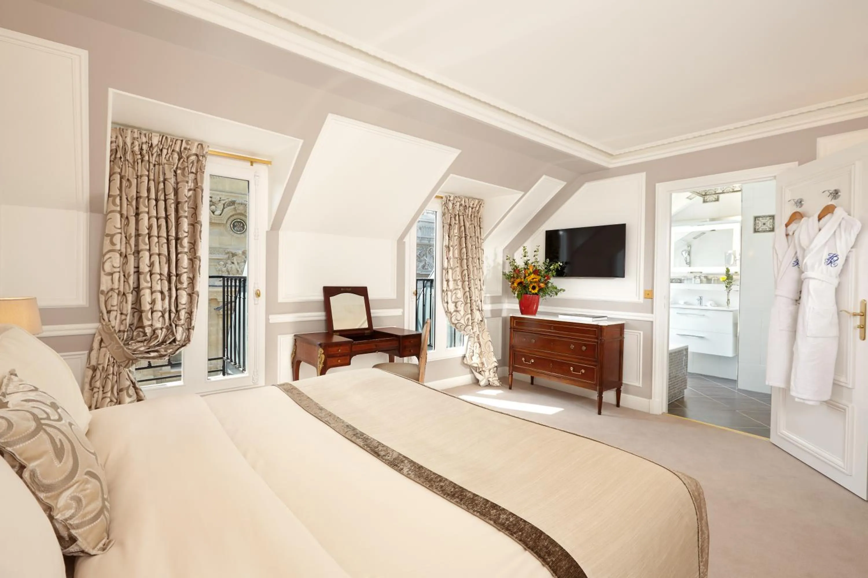 Bedroom, Bed in Hôtel Regina Louvre