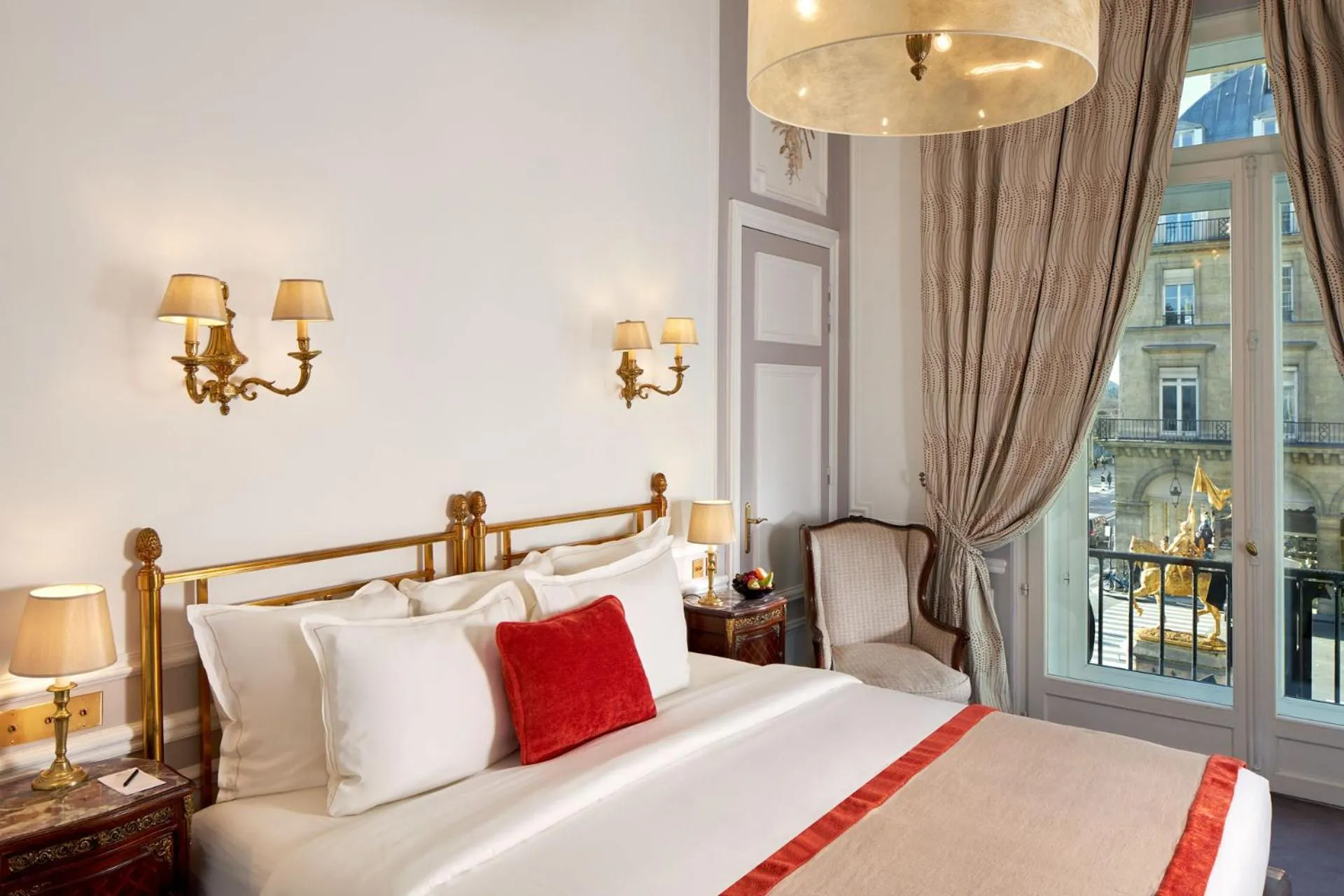 Bedroom, Bed in Hôtel Regina Louvre