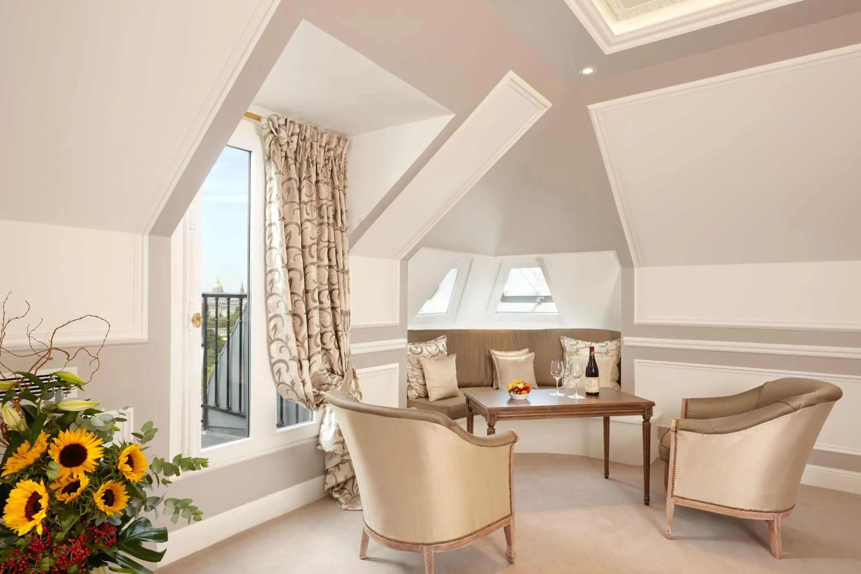 Seating area in Hôtel Regina Louvre