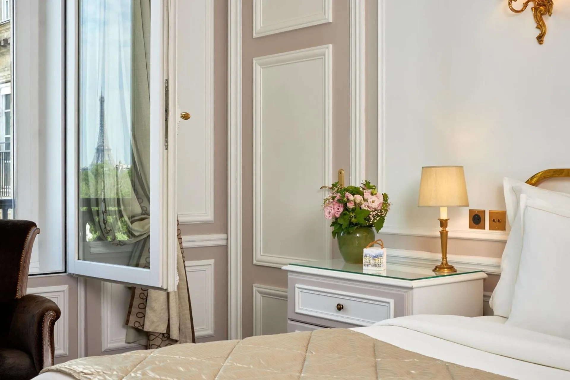 Bed in Hôtel Regina Louvre