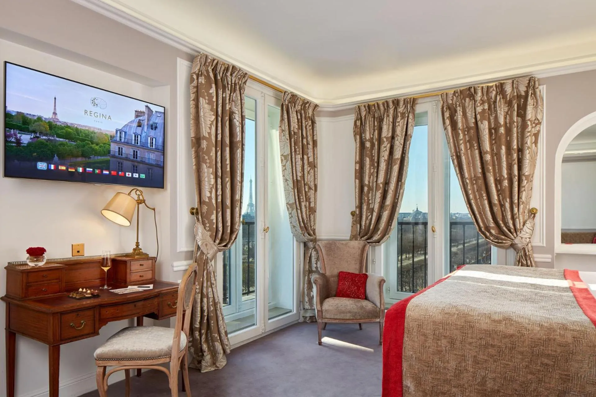 Bed in Hôtel Regina Louvre