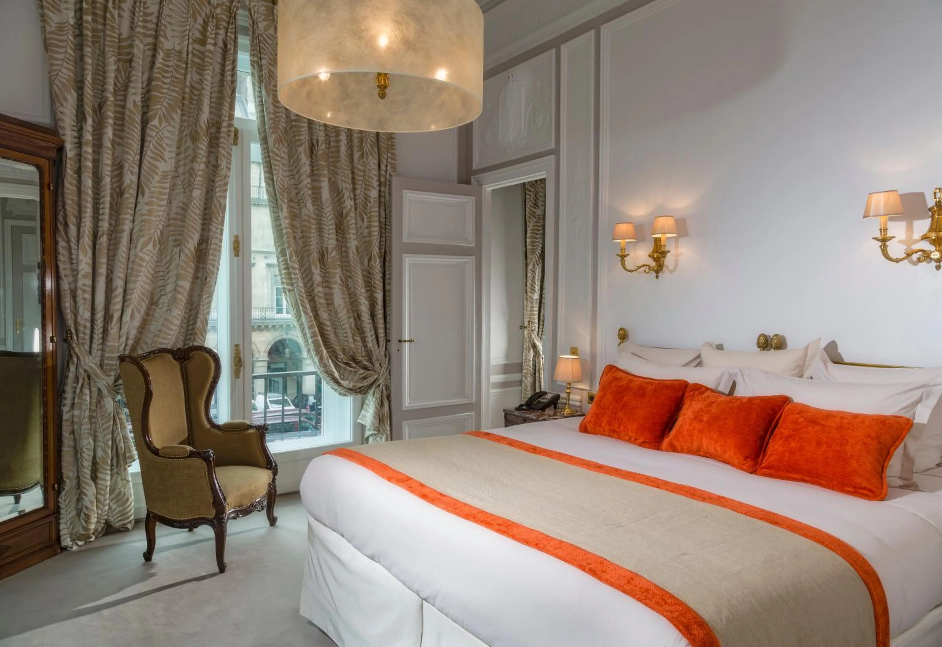 Bed in Hôtel Regina Louvre