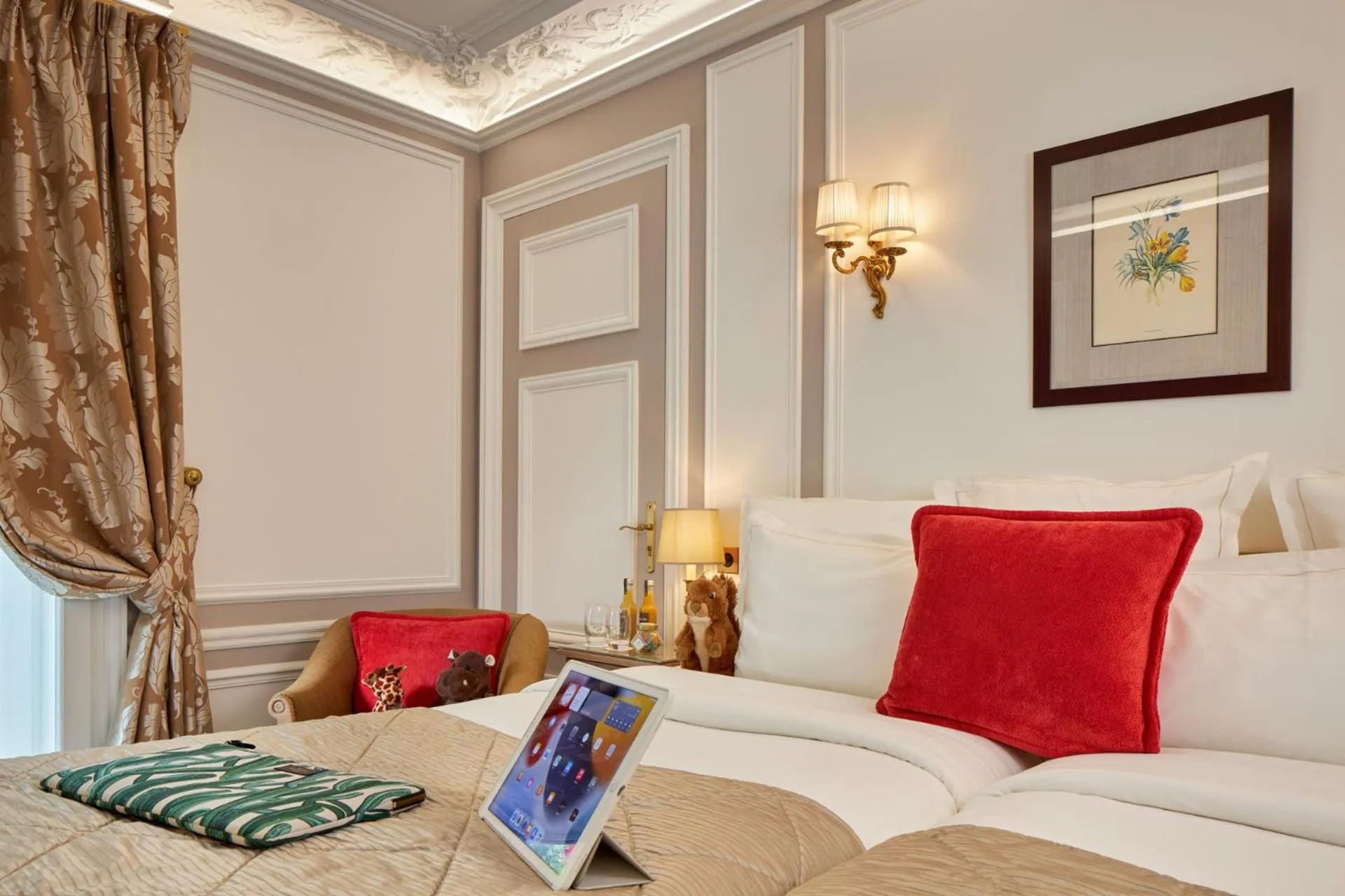 Photo of the whole room, Bed in Hôtel Regina Louvre