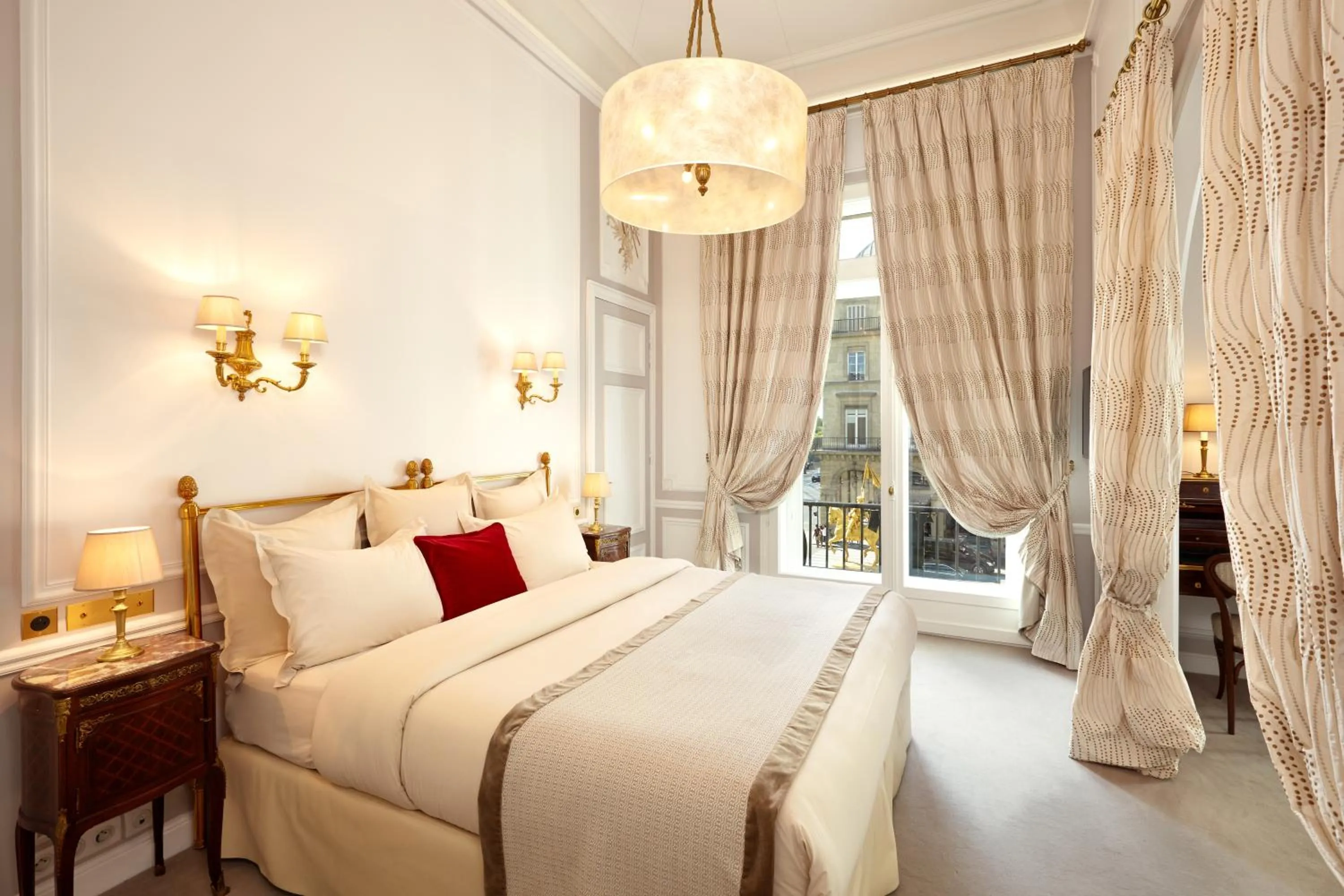 Bedroom, Bed in Hôtel Regina Louvre