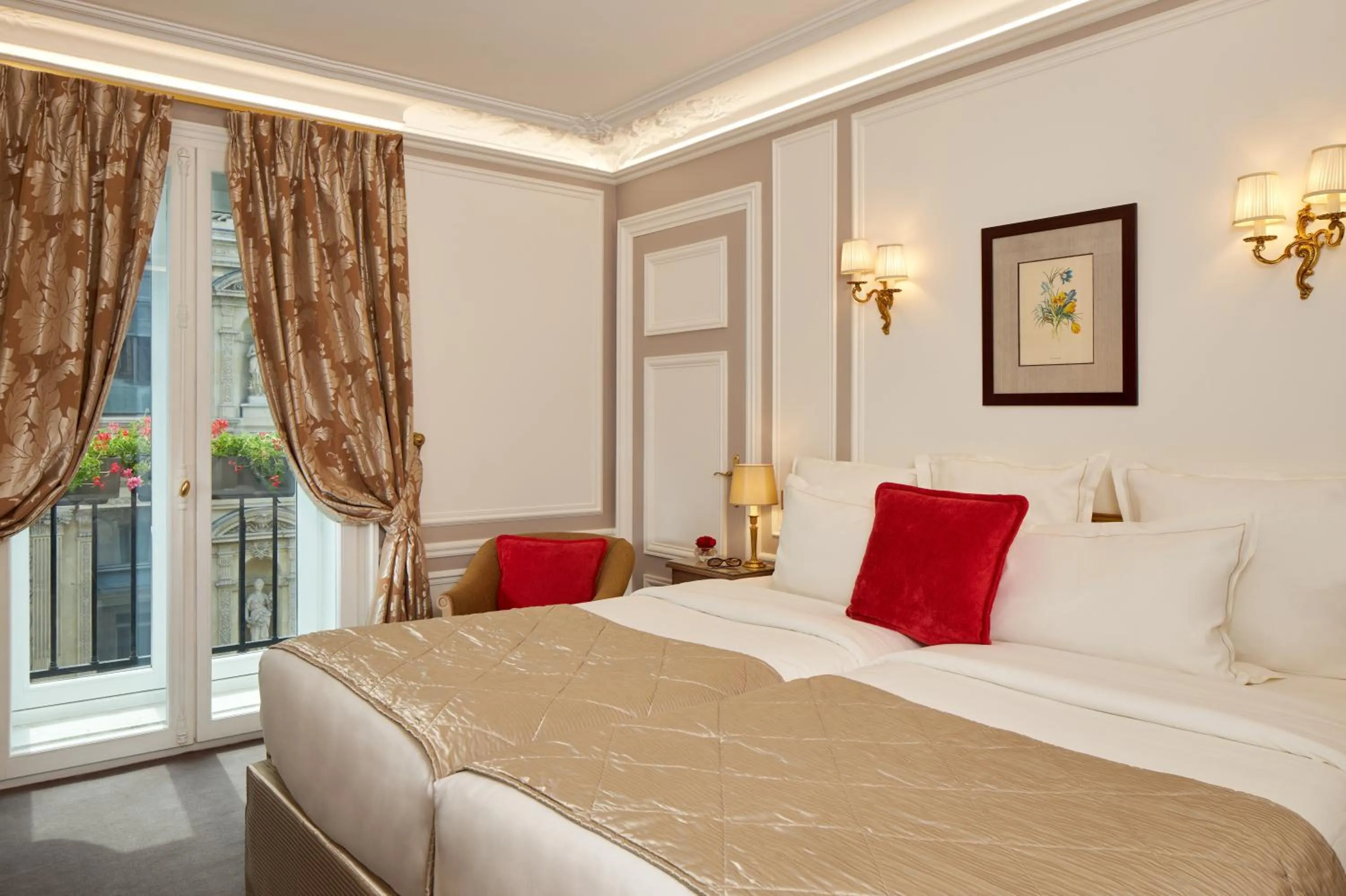 Bed in Hôtel Regina Louvre