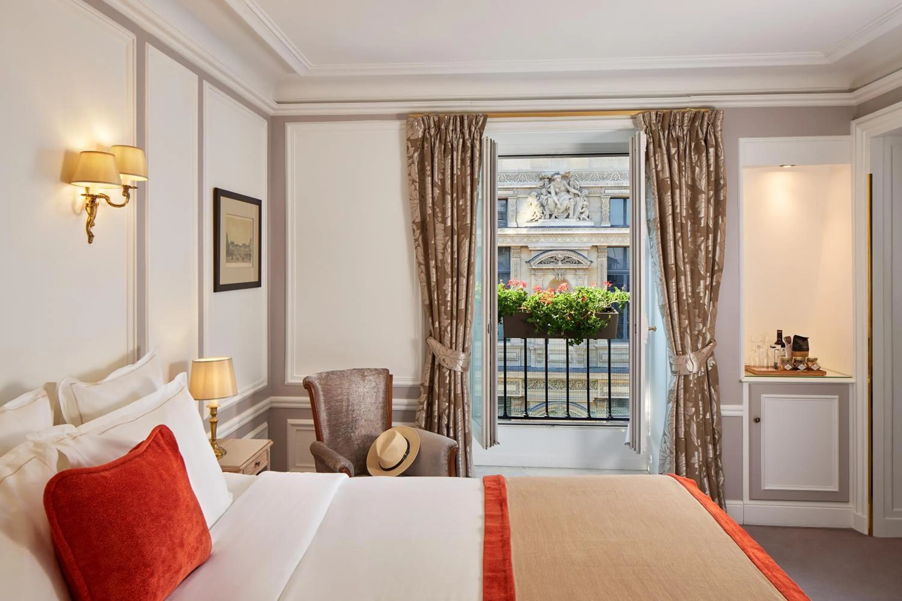 Bed in Hôtel Regina Louvre