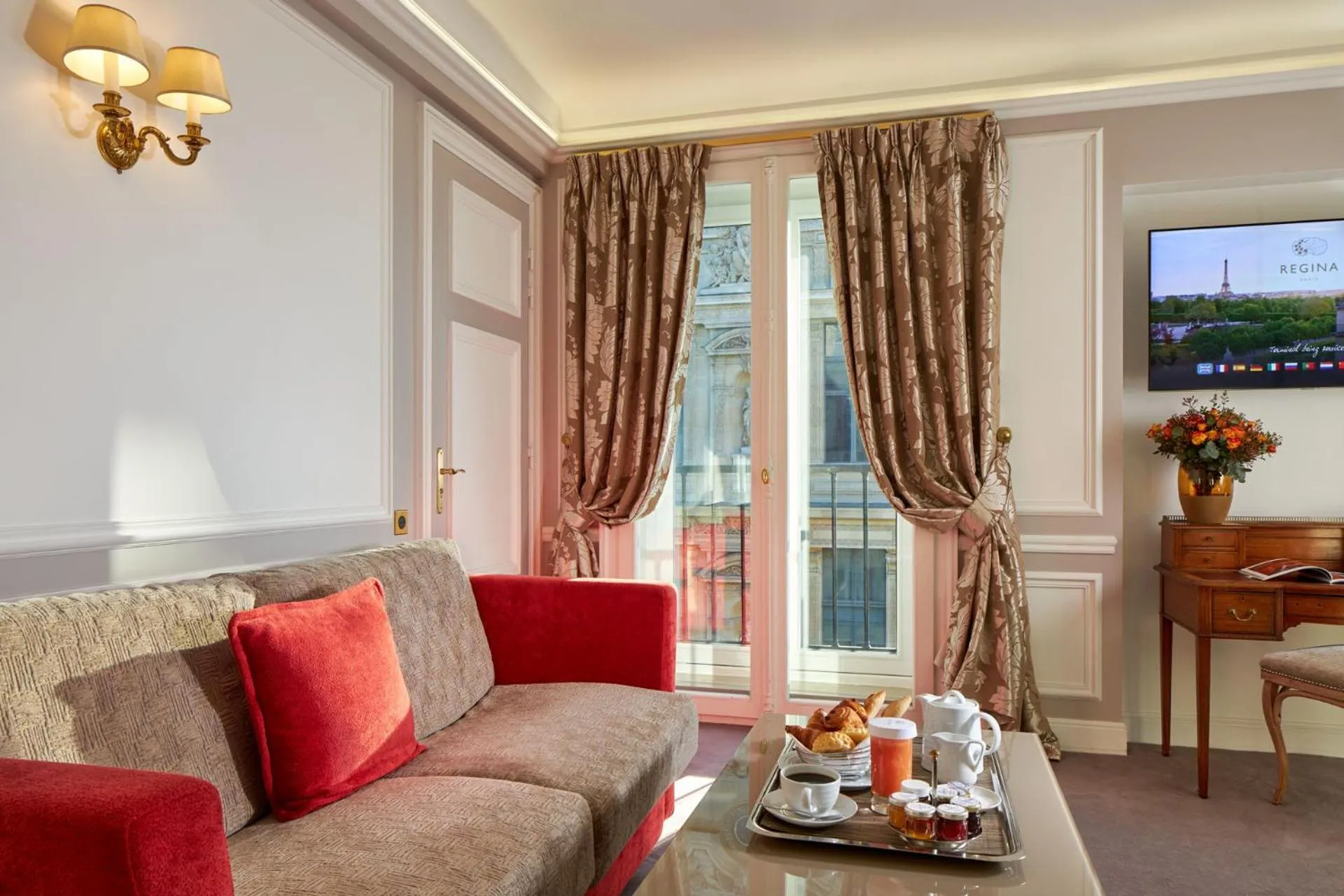 TV and multimedia in Hôtel Regina Louvre