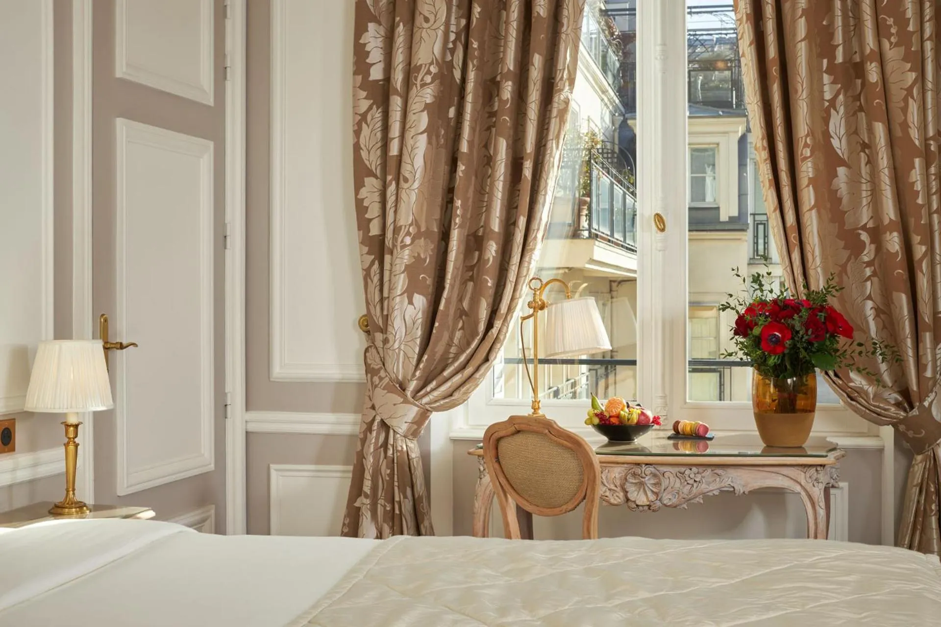 Inner courtyard view, Bed in Hôtel Regina Louvre