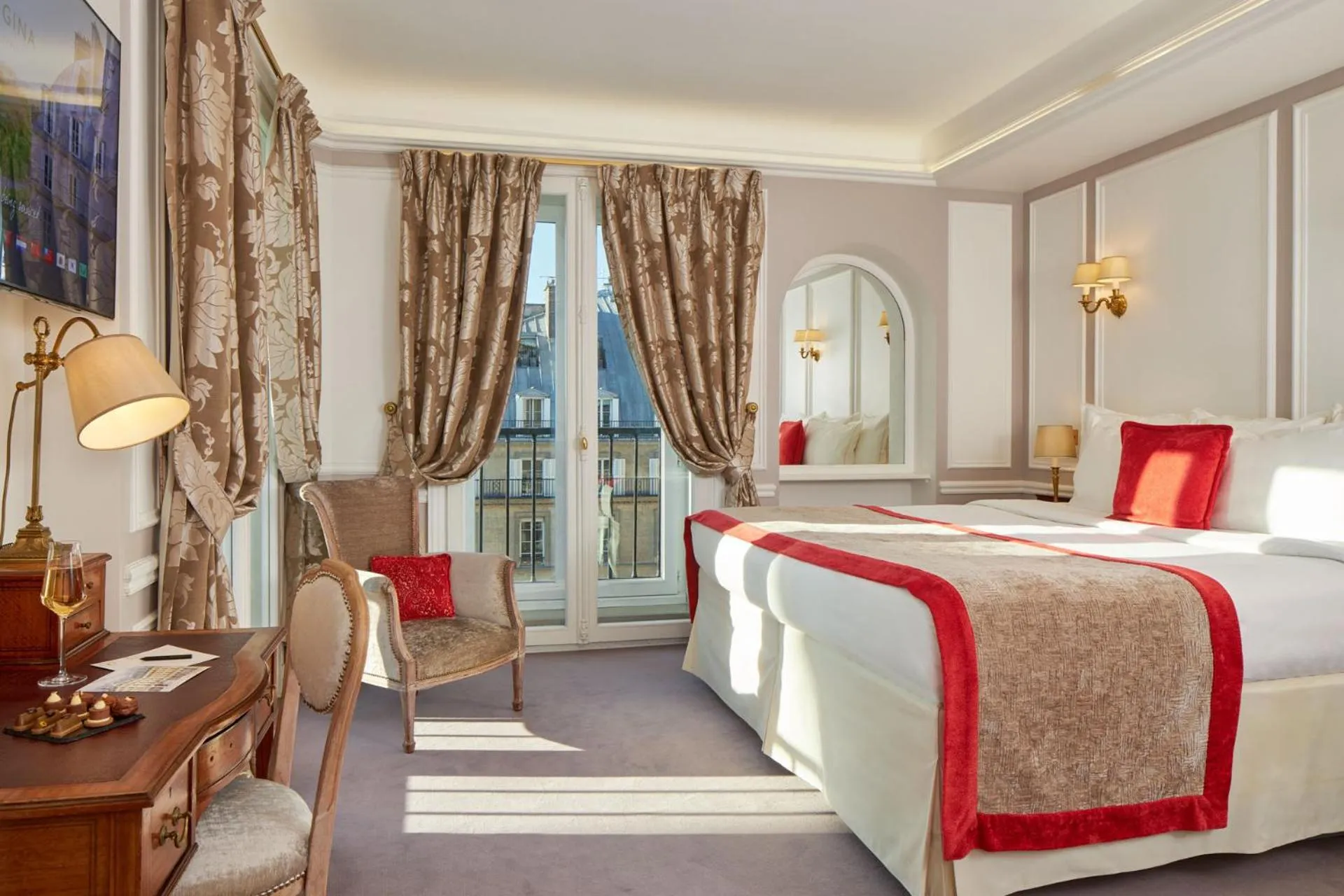 Bedroom, Bed in Hôtel Regina Louvre